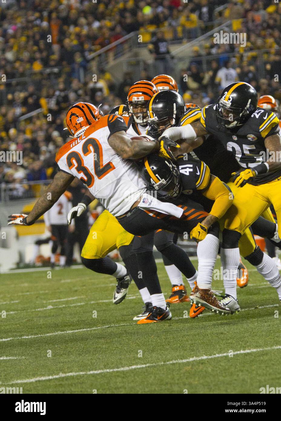28 dicembre 2014 - Pittsburgh, Pennsylvania, U. S - il defensive back dei Pittsburgh Steelers Antwon Blake (41) mise a segno un tackle sul running back dei Cincinnati Bengals Jeremy Hill (32) durante la partita. I Pittsburgh Steelers sconfissero i Cincinnati Bengals 27-17 domenica sera all'Heinz Field per vincere il titolo di Division della AFC North. (Immagine di credito: © Brian Kunst/ZUMA Wire) Foto Stock