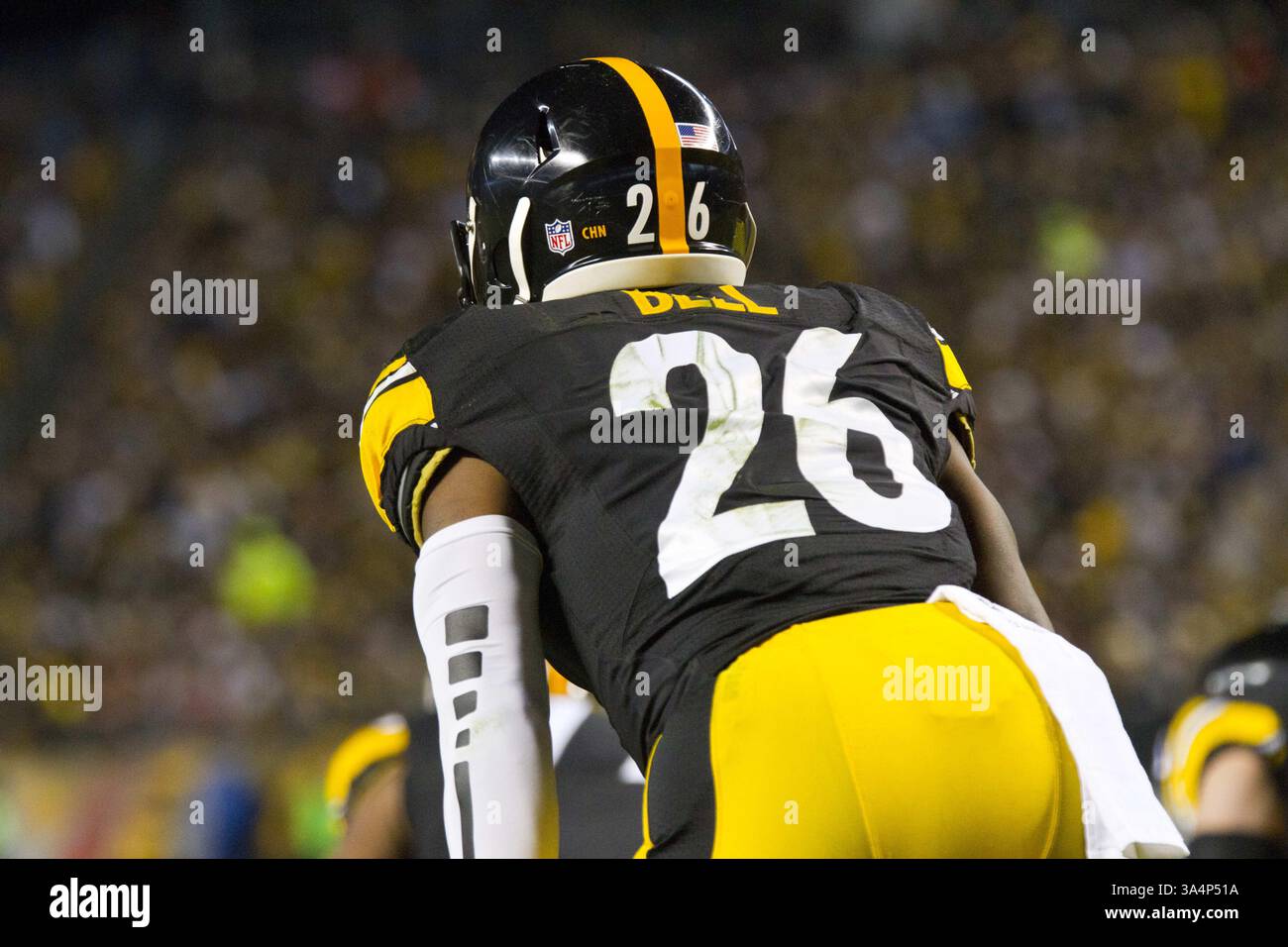 28 dicembre 2014 - Pittsburgh, Pennsylvania, U. S - il running back dei Pittsburgh Steelers le'Veon Bell (26) aspetta lo snap durante la partita. I Pittsburgh Steelers sconfissero i Cincinnati Bengals 27-17 domenica sera all'Heinz Field per vincere il titolo di Division della AFC North. (Immagine di credito: © Brian Kunst/ZUMA Wire) Foto Stock