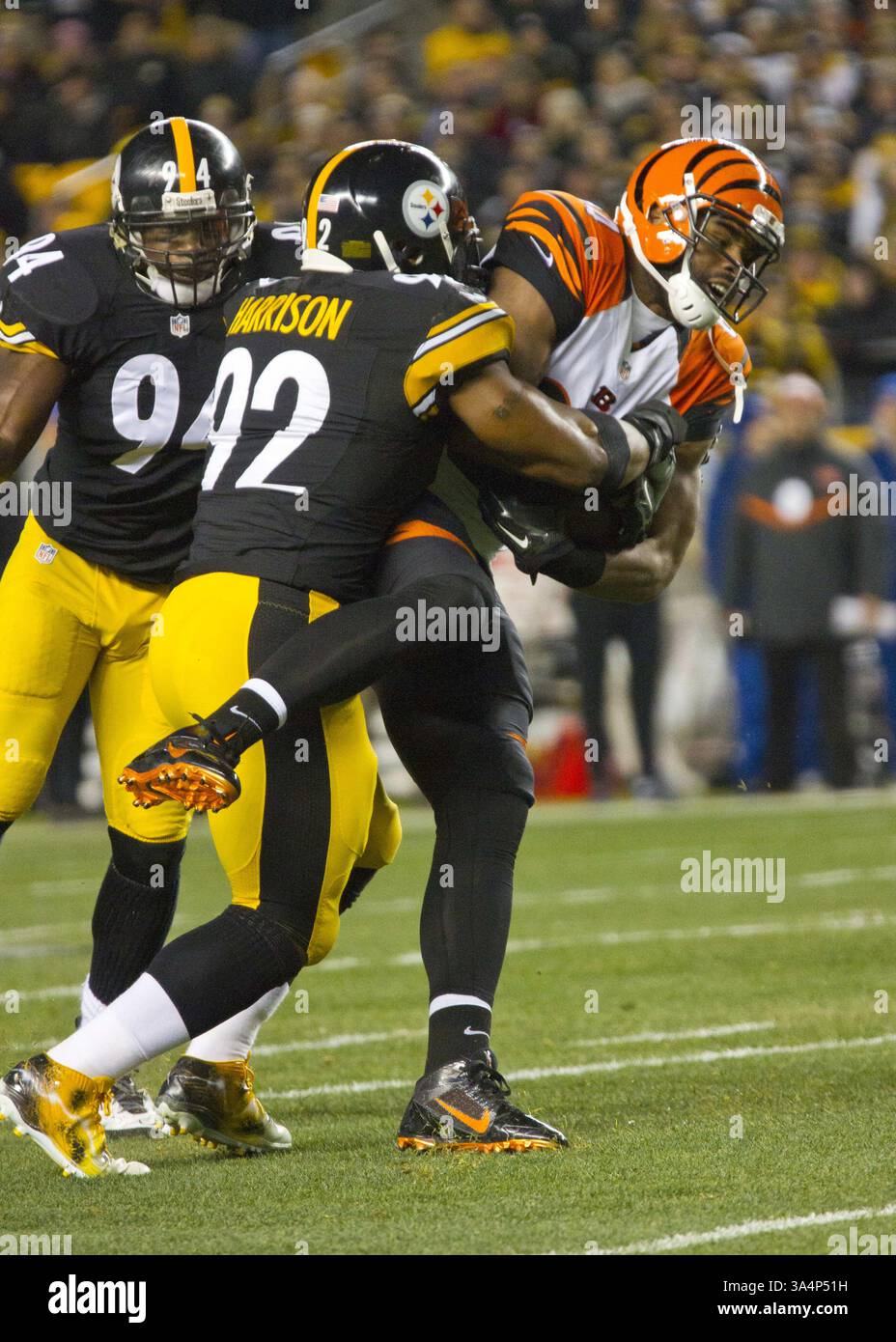 28 dicembre 2014 - Pittsburgh, Pennsylvania, U. S - il linebacker esterno dei Pittsburgh Steelers James Harrison (92) giocò durante la partita. I Pittsburgh Steelers sconfissero i Cincinnati Bengals 27-17 domenica sera all'Heinz Field per vincere il titolo di Division della AFC North. (Immagine di credito: © Brian Kunst/ZUMA Wire) Foto Stock