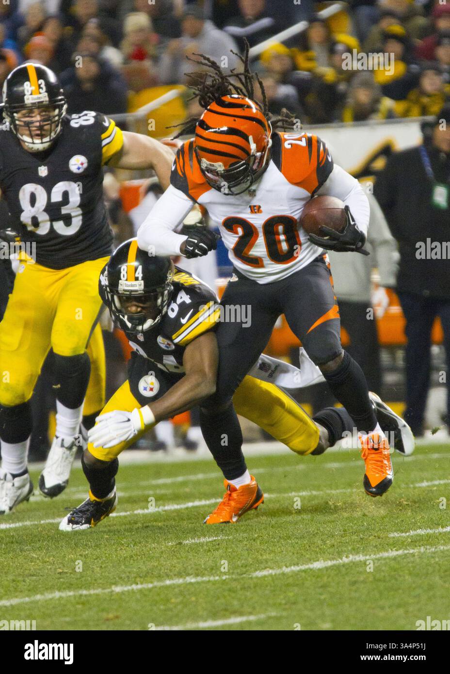 28 dicembre 2014 - Pittsburgh, Pennsylvania, U. S - la safety gratuita dei Cincinnati Bengals Reggie Nelson (20) tentò di aggirare il wide receiver dei Pittsburgh Steelers Antonio Brown (84) dopo aver fatto un intercetto durante la partita. I Pittsburgh Steelers sconfissero i Cincinnati Bengals 27-17 domenica sera all'Heinz Field per vincere il titolo di Division della AFC North. (Immagine di credito: © Brian Kunst/ZUMA Wire) Foto Stock