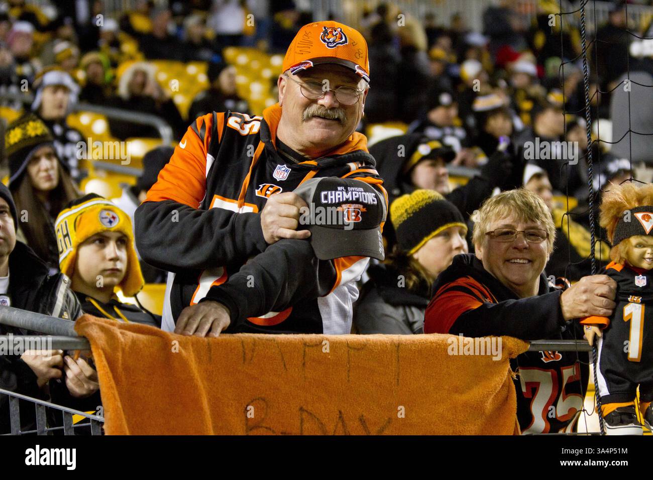 28 dicembre 2014 - Pittsburgh, Pennsylvania, U. S - tifoso dei Cincinnati Bengals che mostra il suo sostegno alla sua squadra. I Pittsburgh Steelers sconfissero i Cincinnati Bengals 27-17 domenica sera all'Heinz Field per vincere il titolo di Division della AFC North. (Immagine di credito: © Brian Kunst/ZUMA Wire) Foto Stock