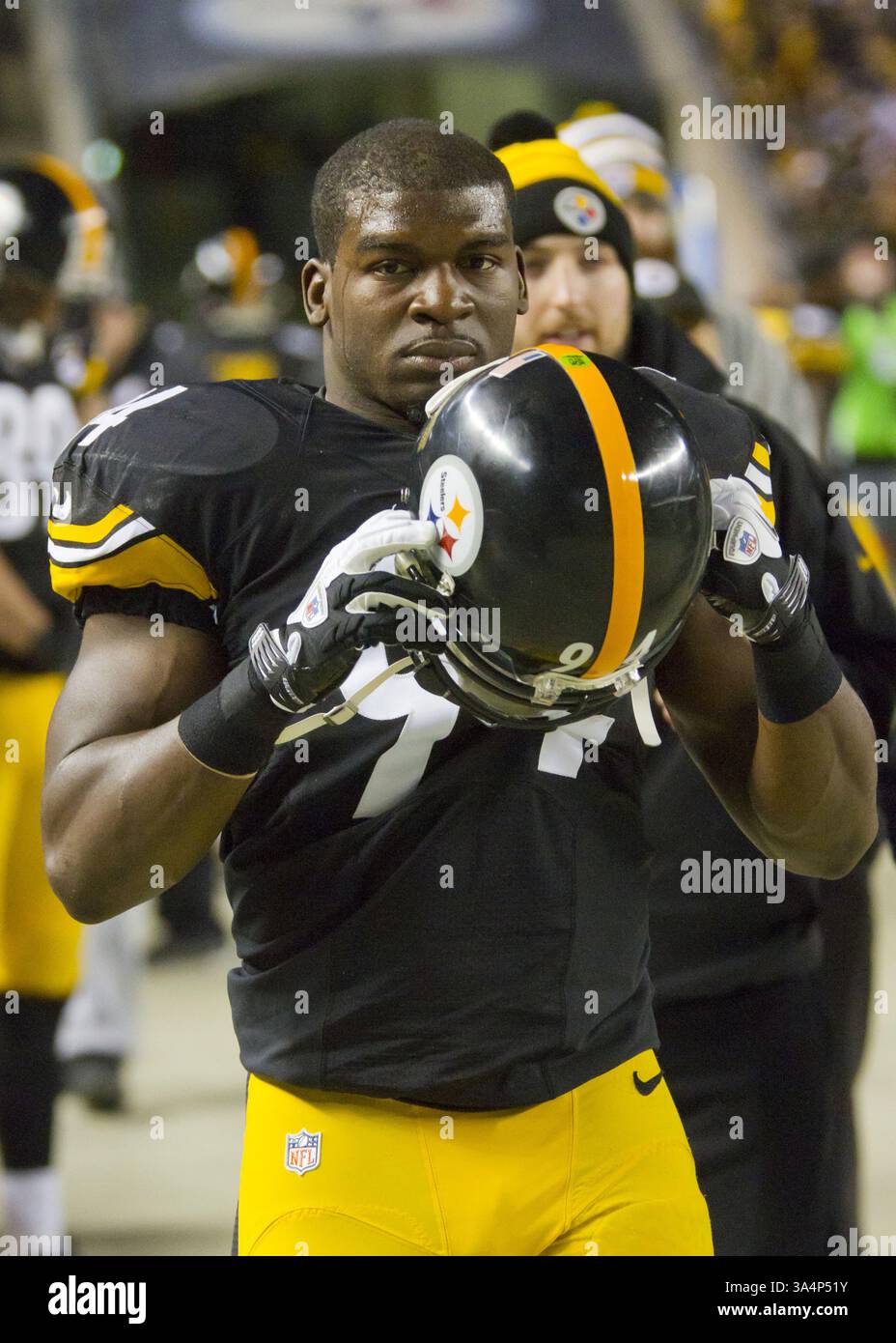 28 dicembre 2014 - Pittsburgh, Pennsylvania, U. S - Pittsburgh Steelers, all'interno del linebacker Lawrence Timmons (94) a margine durante la partita. I Pittsburgh Steelers sconfissero i Cincinnati Bengals 27-17 domenica sera all'Heinz Field per vincere il titolo di Division della AFC North. (Immagine di credito: © Brian Kunst/ZUMA Wire) Foto Stock