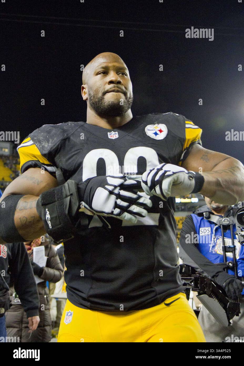 28 dicembre 2014 - Pittsburgh, Pennsylvania, U. S - il linebacker esterno dei Pittsburgh Steelers James Harrison (92) dopo la partita. I Pittsburgh Steelers sconfissero i Cincinnati Bengals 27-17 domenica sera all'Heinz Field per vincere il titolo di Division della AFC North. (Immagine di credito: © Brian Kunst/ZUMA Wire) Foto Stock