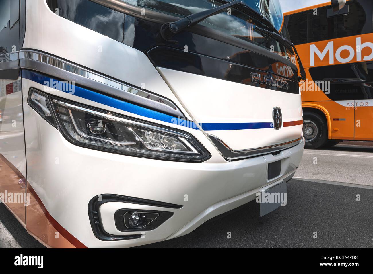 Vista frontale di un Busscar panoramico DD NB1 Scania K410C NB Euro 6 in mostra alla fiera Bus Brasil Fest 2024 in Brasile. Foto Stock