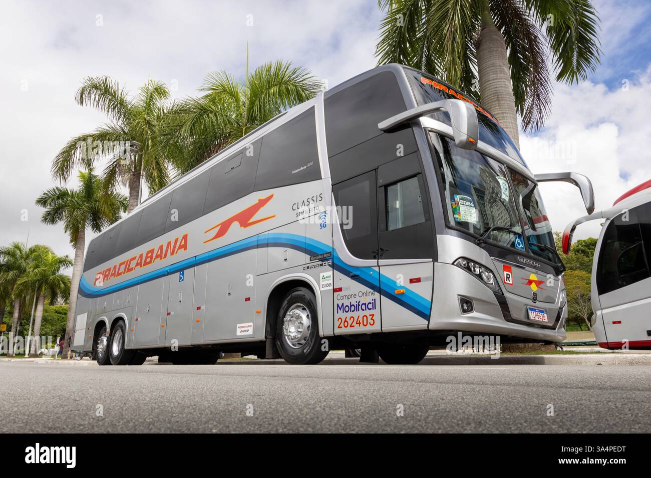 Busscar Vissta Buss 400 Mercedes-Benz o-500RSD BlueTec 6 2024 autobus moderno in mostra alla fiera Bus Brasil Fest 2024 in Brasile. Foto Stock