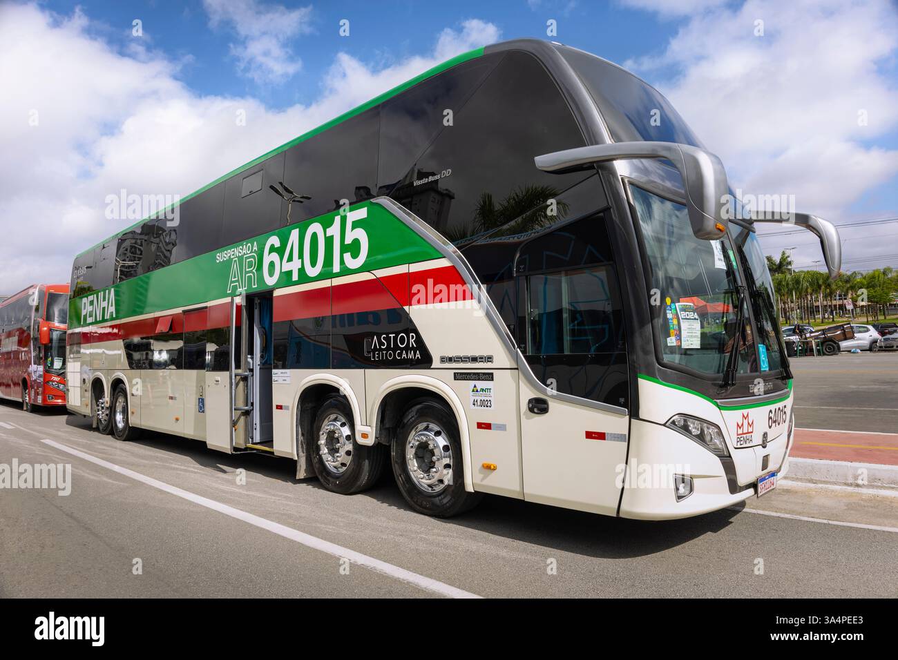 Busscar Vissta Buss DD Mercedes-Benz o-500RS DD Bluetec 6 2024 autobus in mostra alla fiera Bus Brasil Fest 2024 in Brasile. Foto Stock
