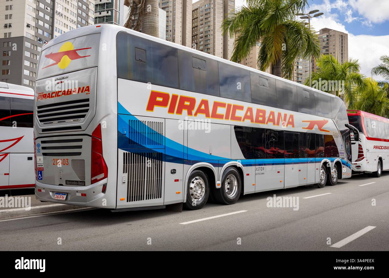 Busscar Vissta Buss DD Mercedes-Benz o-500RSDD Bluetec 6 2024 autobus moderno in mostra alla fiera Bus Brasil Fest 2024 in Brasile. Foto Stock