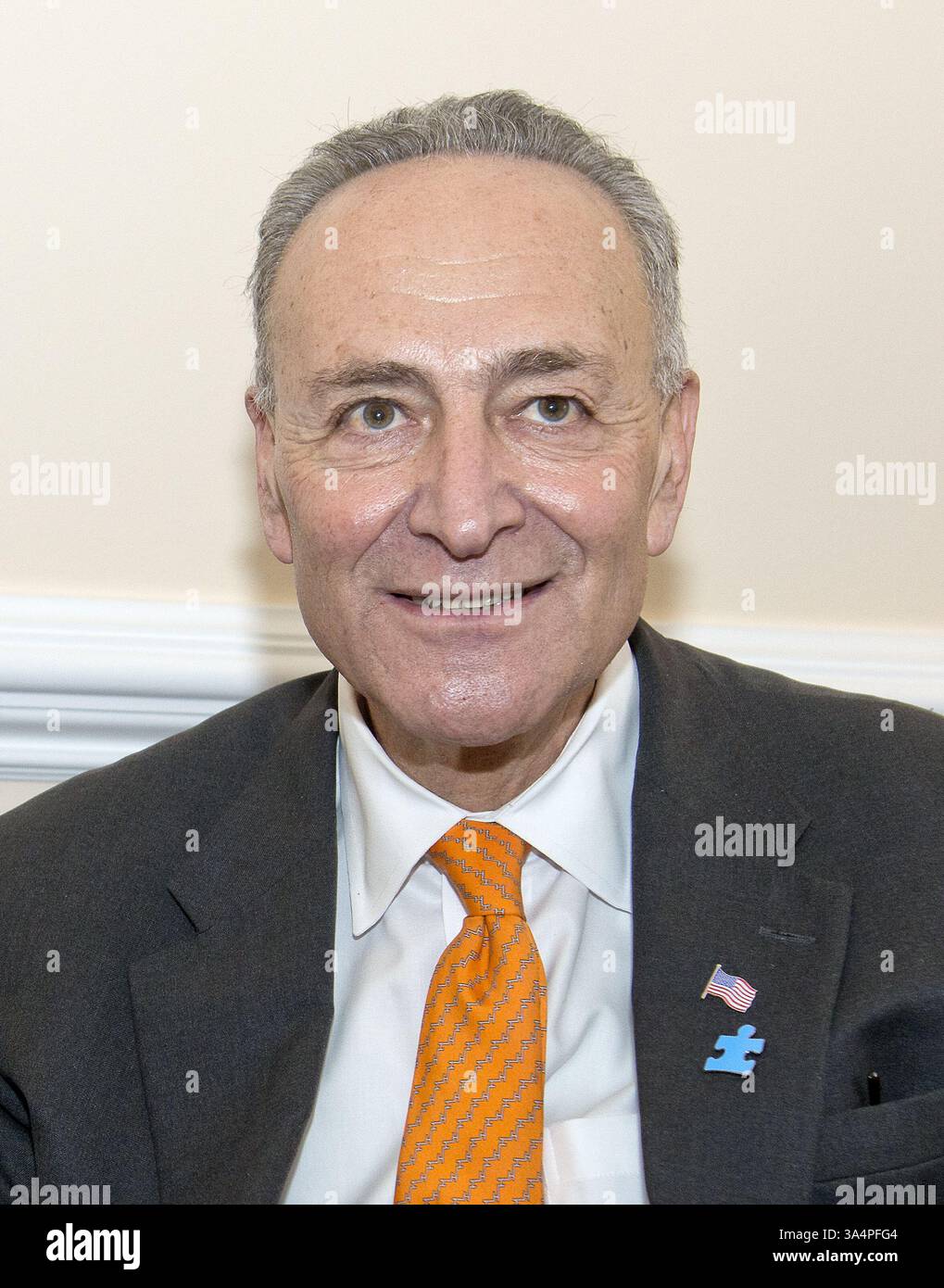 20 gennaio 2015 - Washington, Distretto di Columbia, Stati Uniti d'America - il senatore degli Stati Uniti Chuck Schumer (Democratico di New York) incontra il suo ospite allo Stato dell'Unione, Vanessa Fontaine, non nella foto, nel suo ufficio nel Campidoglio degli Stati Uniti a Washington, D.C. martedì 20 gennaio 2015. La signora Fontaine è la madre di Avonte Oquendo, un ragazzo di 14 anni con una diagnosi di disturbo dello spettro autistico (ASD) scomparso dalla sua scuola nel Queens, New York, e i cui resti sono stati tragicamente scoperti tre mesi dopo, il 16 gennaio, a College Point, Queens, New York. . Credito: Ron Sachs / Foto Stock