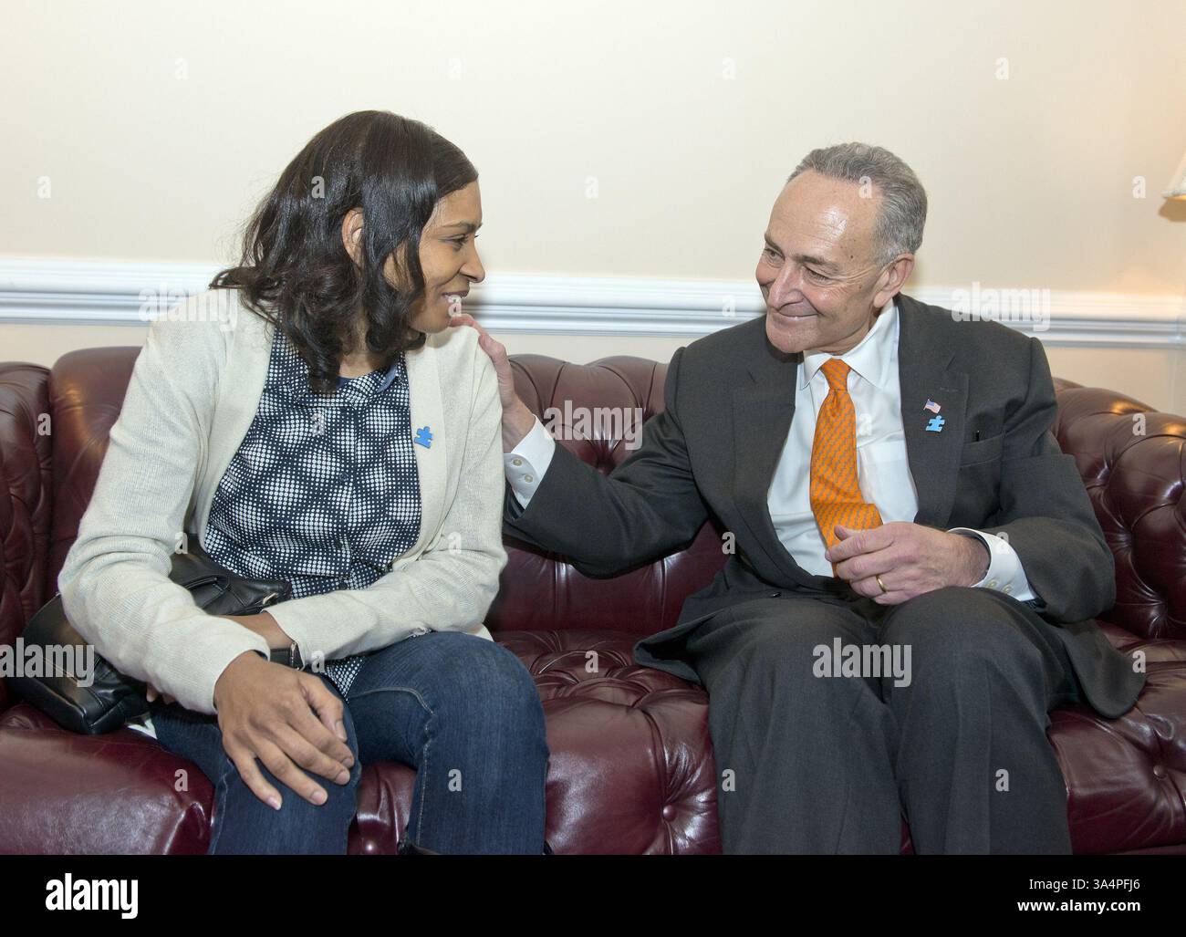 20 gennaio 2015 - Washington, Distretto di Columbia, Stati Uniti d'America - il senatore degli Stati Uniti Chuck Schumer (Democratico di New York), a destra, incontra la sua ospite nello Stato dell'Unione, Vanessa Fontaine, a sinistra, nel suo ufficio nel Campidoglio degli Stati Uniti a Washington, D.C. martedì 20 gennaio 2015. La signora Fontaine è la madre di Avonte Oquendo, un ragazzo di 14 anni con una diagnosi di disturbo dello spettro autistico (ASD) scomparso dalla sua scuola nel Queens, New York, e i cui resti sono stati tragicamente scoperti tre mesi dopo, il 16 gennaio, a College Point, Queens, New York. . Credito: Ron Sachs / Foto Stock