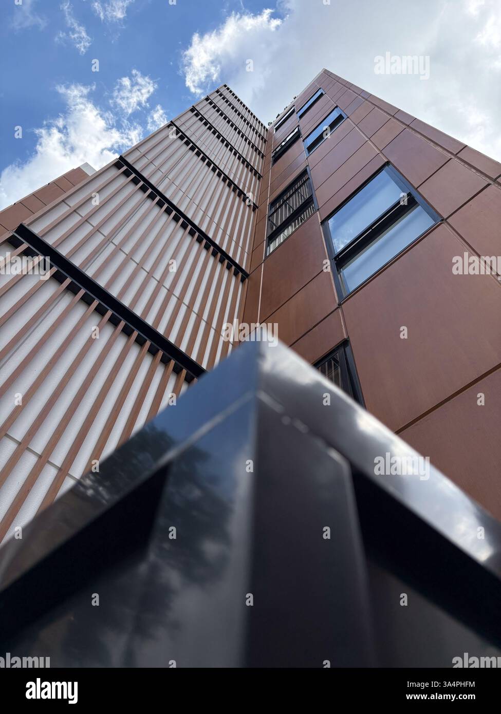 Una moderna vista ad angolo verso l'alto dell'edificio marrone con recinzione marrone in primo piano a Sydney, Australia. Foto Stock