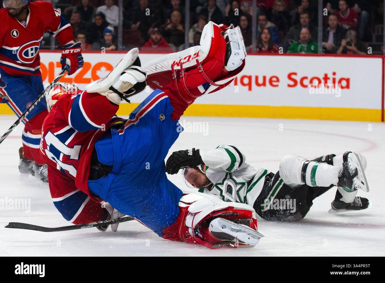 27 GENNAIO 2015 : il difensore dei Dallas Stars Alex Goligoski n. 33 si schianta contro il portiere dei Montreal Canadiens Carey Price n. 31 durante una partita della NHL tra i Dallas Stars e i Montreal Canadiens al Bell Centre di Montreal, Quebec, Canada. I Montreal Canadiens sconfissero i Dallas Stars per 3-2. Philippe Bouchard/CSM(immagine di credito: © Philippe Bouchard/Cal Sports Med/Cal Sport Media/ZUMAPRESS.com) Foto Stock