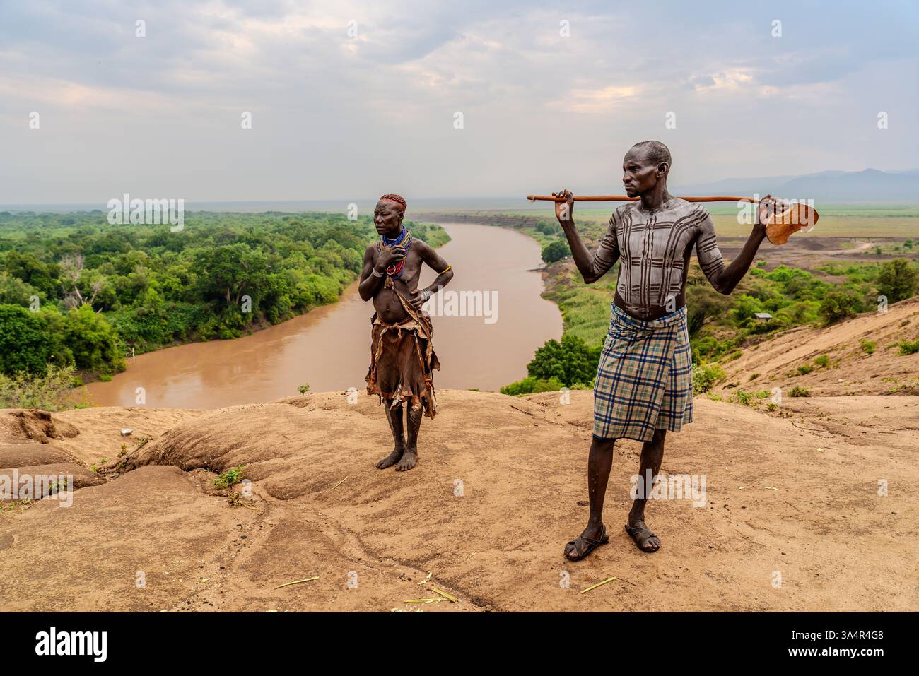Etiopia, una coppia della tribù Karo nella valle dell'Omo. 18 febbraio 2024 Foto Stock