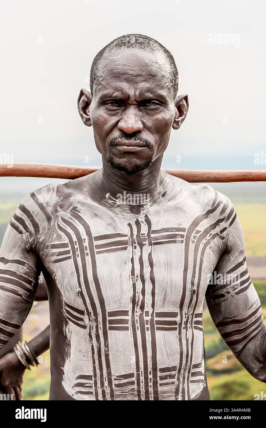 Etiopia, uomini della tribù Karo nella valle dell'Omo. 18 febbraio 2024 Foto Stock