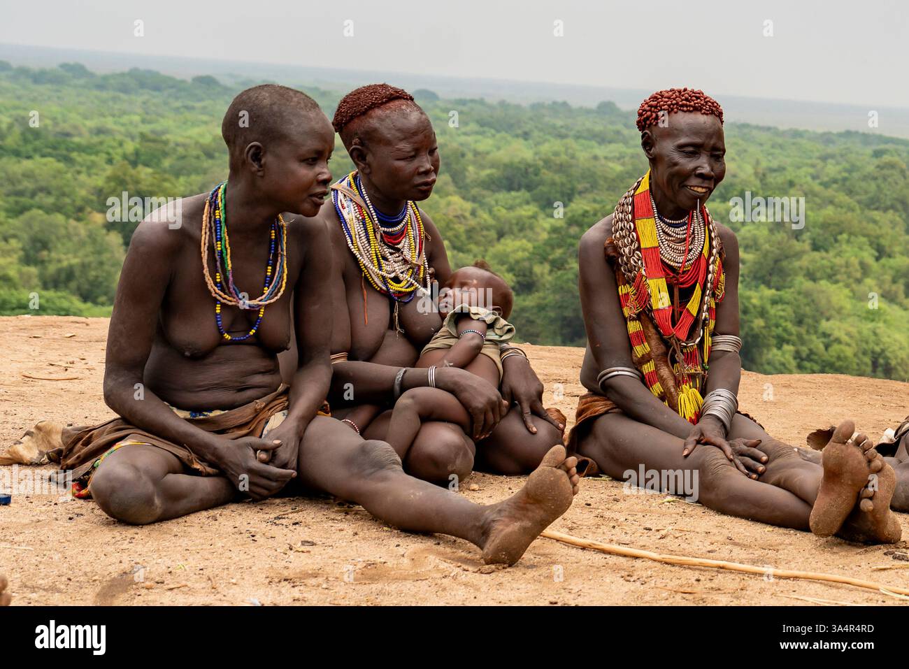 Etiopia, donne della tribù Karo nella valle dell'Omo sedute per una chiacchierata davanti al fiume Omo. 18 febbraio 2024 Foto Stock