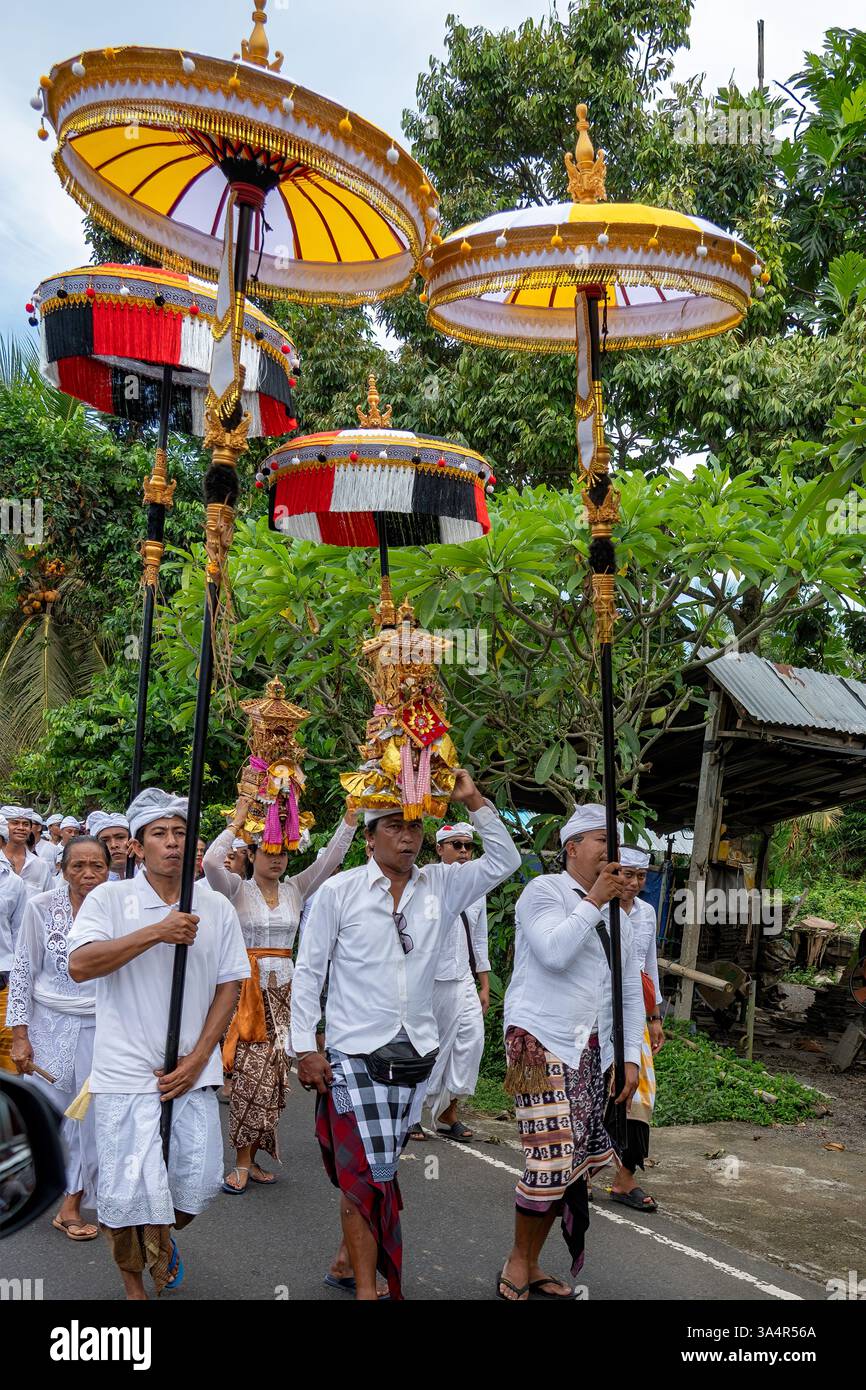 Processione di strada vicino a Ubud, Bali, Indonesia Foto Stock