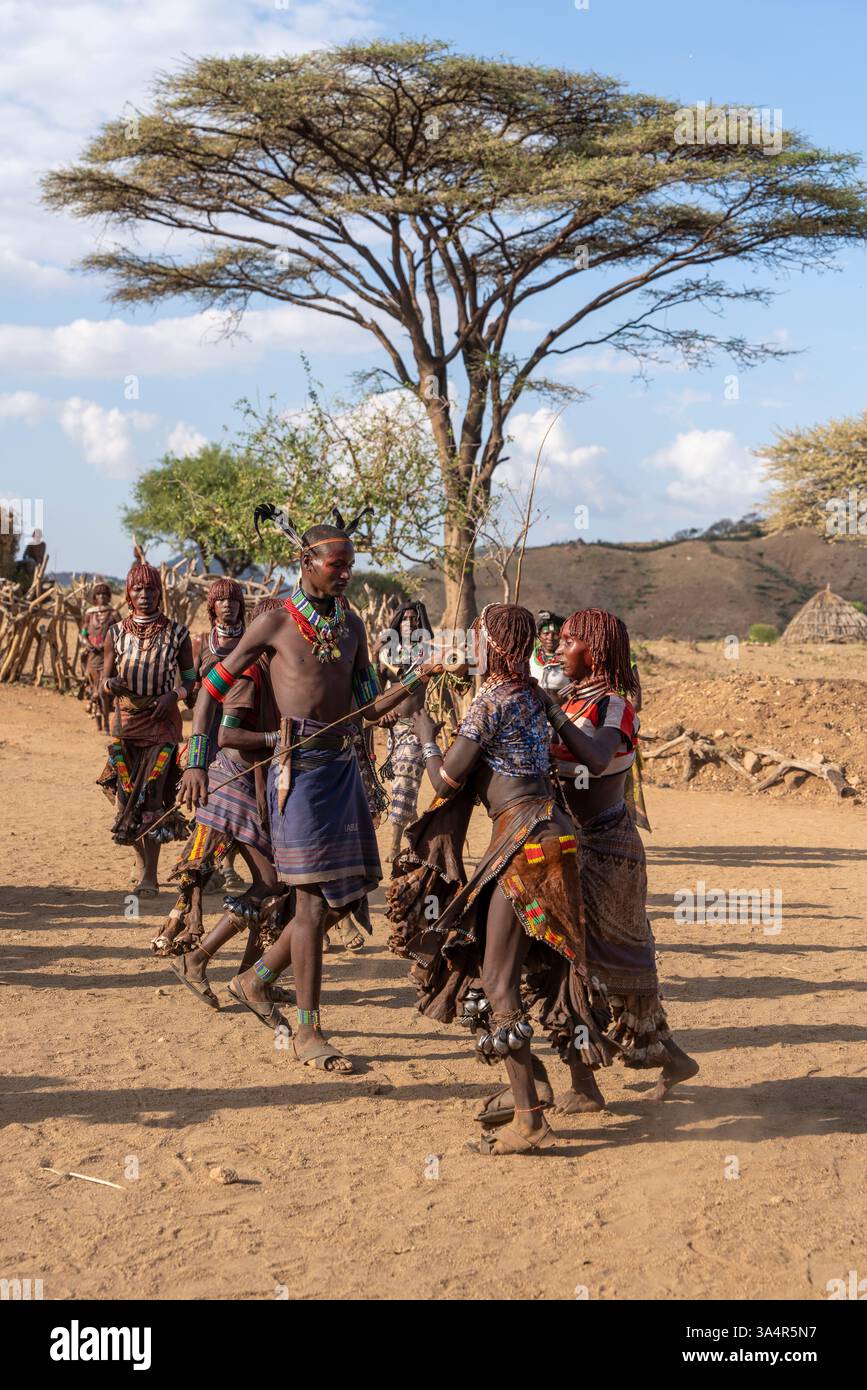 Etiopia, durante una cerimonia le donne stanno ballando in un villaggio della tribù Hamer nella valle sud di Omo. 17 febbraio 2024 Foto Stock