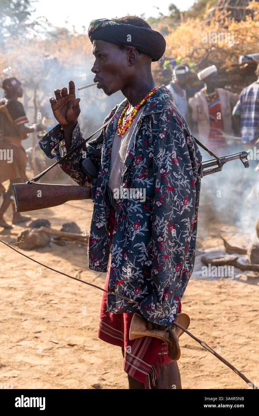 Etiopia, durante una cerimonia di salto dei toro un uomo in un villaggio della tribù Hamer nella valle dell'Omo meridionale. 17 febbraio 2024 Foto Stock