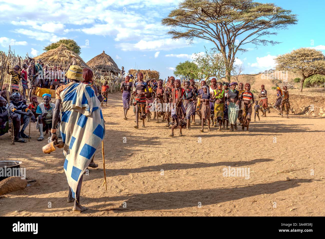 Etiopia, durante una cerimonia, gente del villaggio in un villaggio della tribù Hamer nella valle sud di Omo. 17 febbraio 2024 Foto Stock