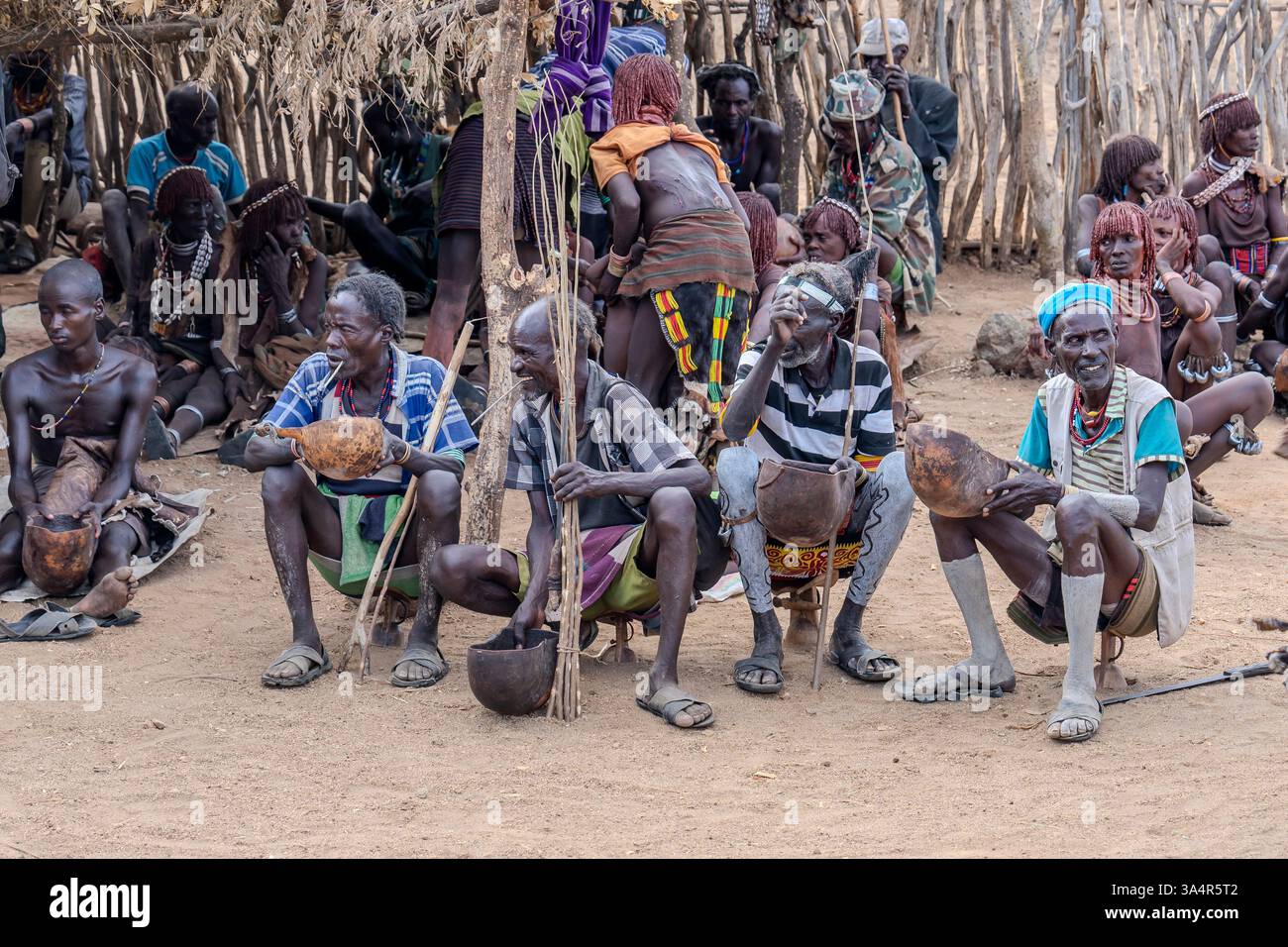 Etiopia, durante una cerimonia, gente del villaggio in un villaggio della tribù Hamer nella valle sud di Omo. 17 febbraio 2024 Foto Stock