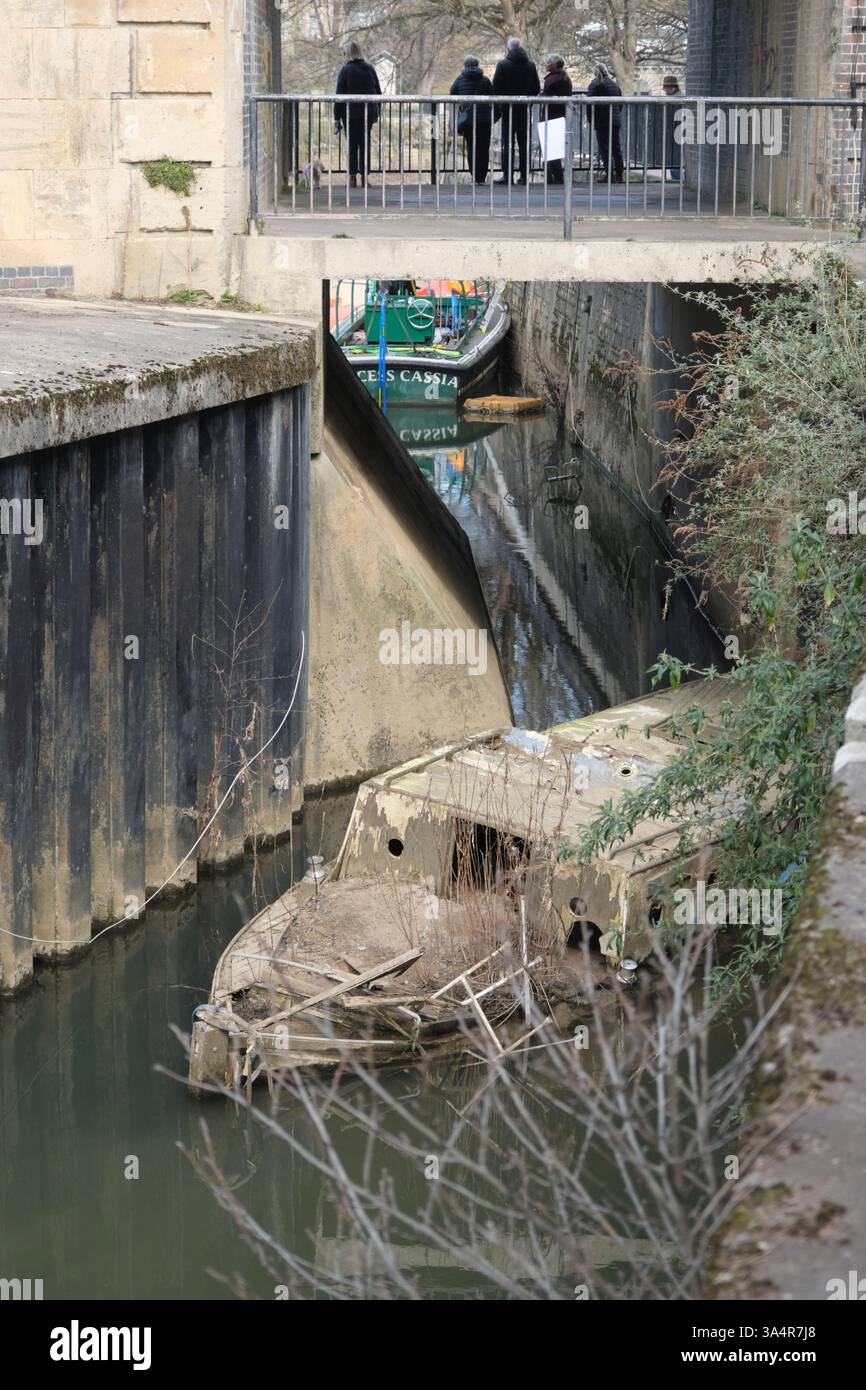 Bath, Regno Unito. 19 marzo 2025. Cinque barche affondate sono state rimosse dalle rive del fiume Avon a Bath. Le barche sono state abbandonate e nel corso degli anni sono crollate e affondate causando un dolore oculare, un pericolo e un pericolo per la fauna selvatica. Il consiglio prevede che il lavoro costerà circa 70.000 sterline e spera di recuperare i costi dai proprietari di imbarcazioni. Crediti: JMF News/Alamy Live News Foto Stock