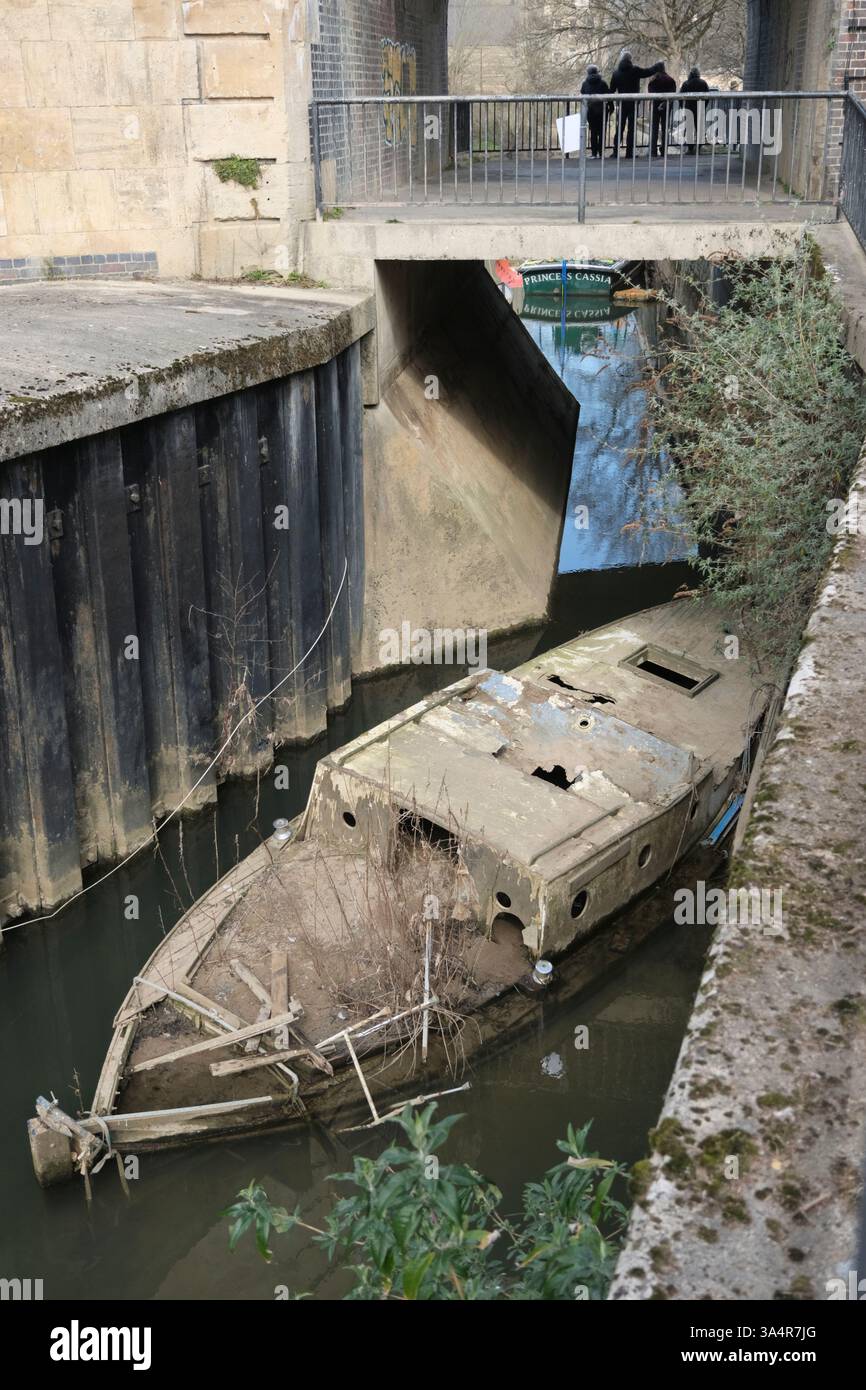 Bath, Regno Unito. 19 marzo 2025. Cinque barche affondate sono state rimosse dalle rive del fiume Avon a Bath. Le barche sono state abbandonate e nel corso degli anni sono crollate e affondate causando un dolore oculare, un pericolo e un pericolo per la fauna selvatica. Il consiglio prevede che il lavoro costerà circa 70.000 sterline e spera di recuperare i costi dai proprietari di imbarcazioni. Crediti: JMF News/Alamy Live News Foto Stock
