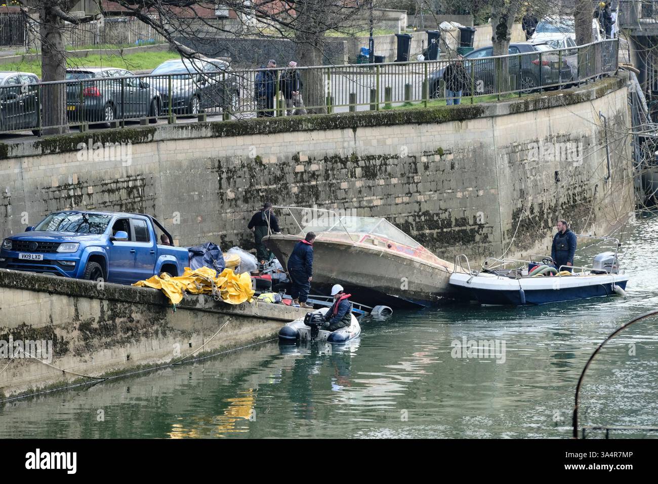 Bath, Regno Unito. 19 marzo 2025. Cinque barche affondate sono state rimosse dalle rive del fiume Avon a Bath. Le barche sono state abbandonate e nel corso degli anni sono crollate e affondate causando un dolore oculare, un pericolo e un pericolo per la fauna selvatica. Il consiglio prevede che il lavoro costerà circa 70.000 sterline e spera di recuperare i costi dai proprietari di imbarcazioni. Crediti: JMF News/Alamy Live News Foto Stock