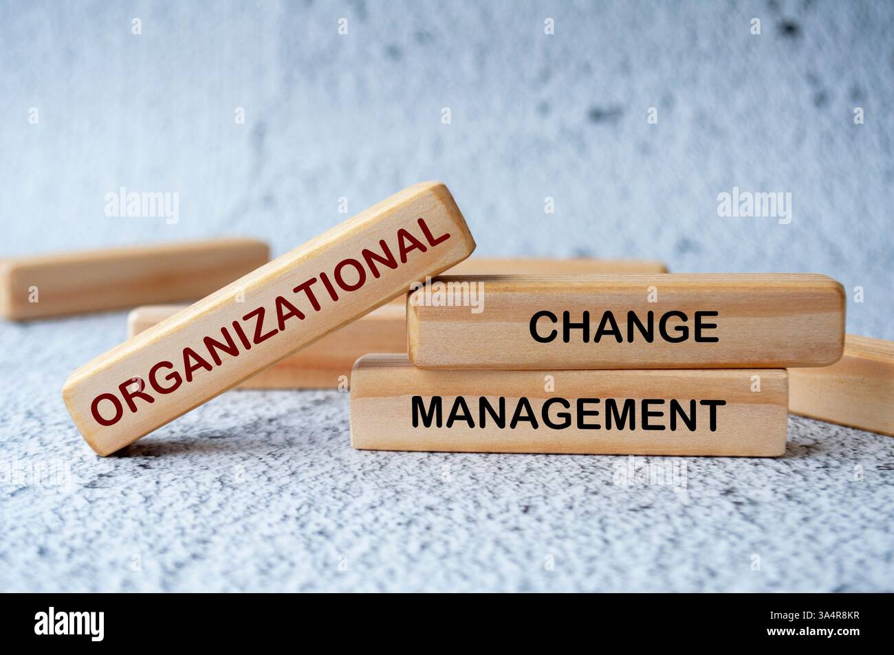 Testo della gestione delle modifiche organizzative su blocchi di legno. Concetto di strategia aziendale organizzativa e strategica. Foto Stock