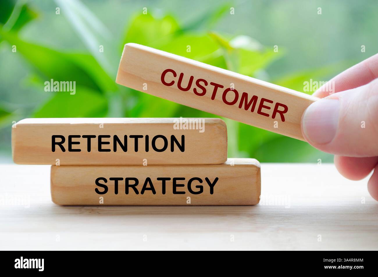 Testo della strategia di fidelizzazione del cliente su blocchi di legno. Fidelizzazione dei clienti concetto strategico e aziendale. Foto Stock