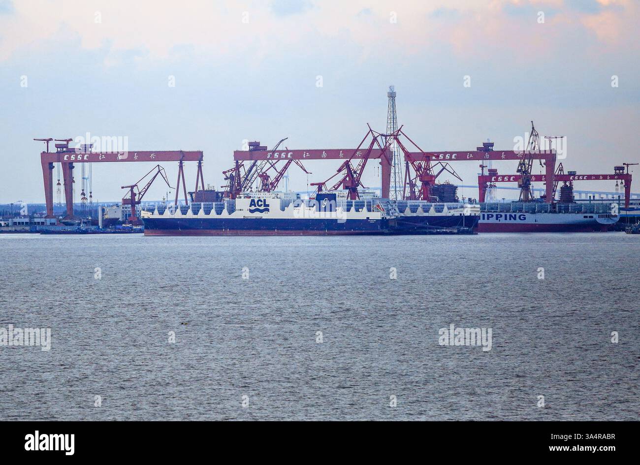 Immagine del file: 19 marzo 2025. Il CIELO ATLANTICO durante la sua costruzione presso i cantieri cinesi Hudong-Zhonghua a Shanghai nel 2017. Questa settimana, la nave cargo Ro-Ro container, di proprietà della compagnia statunitense ACL, sta facendo scalo a New York e Baltimora dopo aver attraversato l'Atlantico dall'Europa, come al solito. Visite portuali che potrebbero costare molto di più al suo proprietario americano nelle prossime settimane, con l'introduzione di tasse portuali esorbitanti per le navi di costruzione cinese o legate alla Cina. Il settore della spedizione e della logistica, il settore della costruzione navale e dei shiprepair, le aziende... credito: KEVIN IZORCE/Alamy Live News Foto Stock