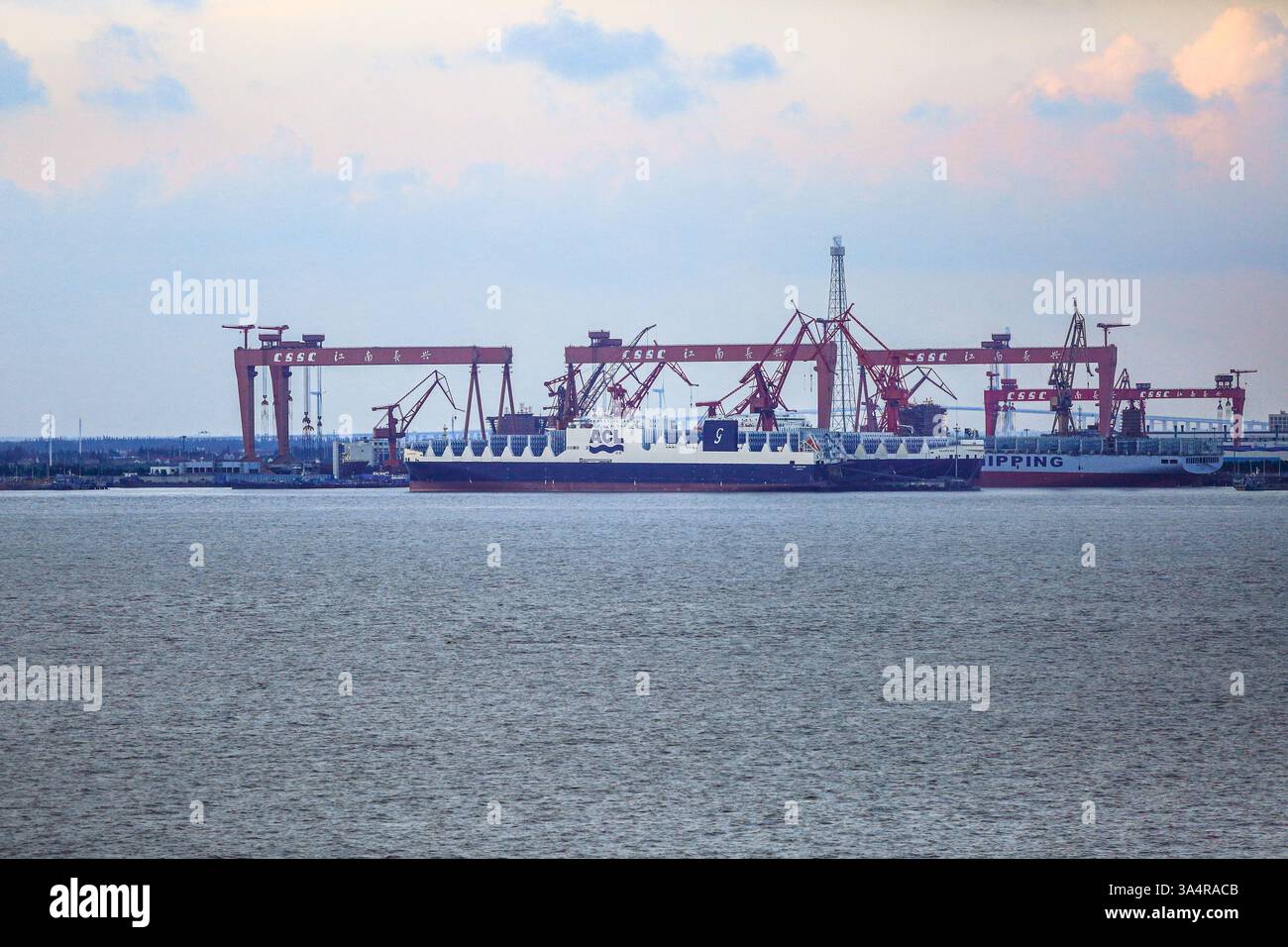 Immagine del file: 19 marzo 2025. Il CIELO ATLANTICO durante la sua costruzione presso i cantieri cinesi Hudong-Zhonghua a Shanghai nel 2017. Questa settimana, la nave cargo Ro-Ro container, di proprietà della compagnia statunitense ACL, sta facendo scalo a New York e Baltimora dopo aver attraversato l'Atlantico dall'Europa, come al solito. Visite portuali che potrebbero costare molto di più al suo proprietario americano nelle prossime settimane, con l'introduzione di tasse portuali esorbitanti per le navi di costruzione cinese o legate alla Cina. Il settore della spedizione e della logistica, il settore della costruzione navale e dei shiprepair, le aziende... credito: KEVIN IZORCE/Alamy Live News Foto Stock