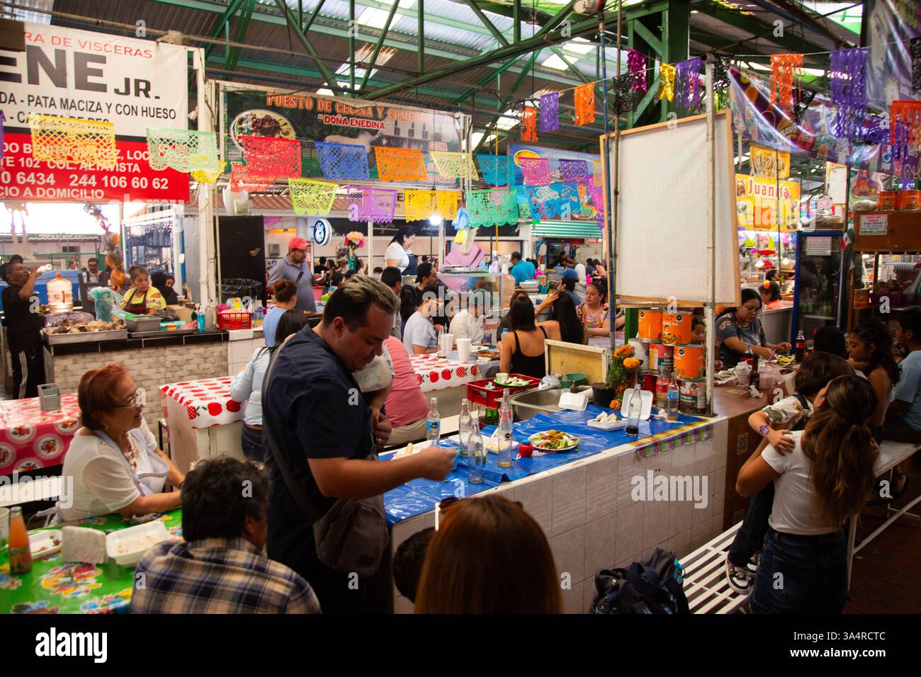 Atlixco, Puebla, Messico; 1 gennaio 2025: Atmosfera al mercato Benito Juarez , famoso per i suoi salumi e le sue bancarelle alimentari. Foto Stock