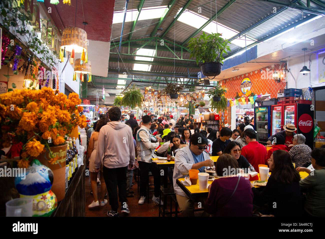 Atlixco, Puebla, Messico; 1 gennaio 2025: Atmosfera al mercato Benito Juarez , famoso per i suoi salumi e le sue bancarelle alimentari. Foto Stock