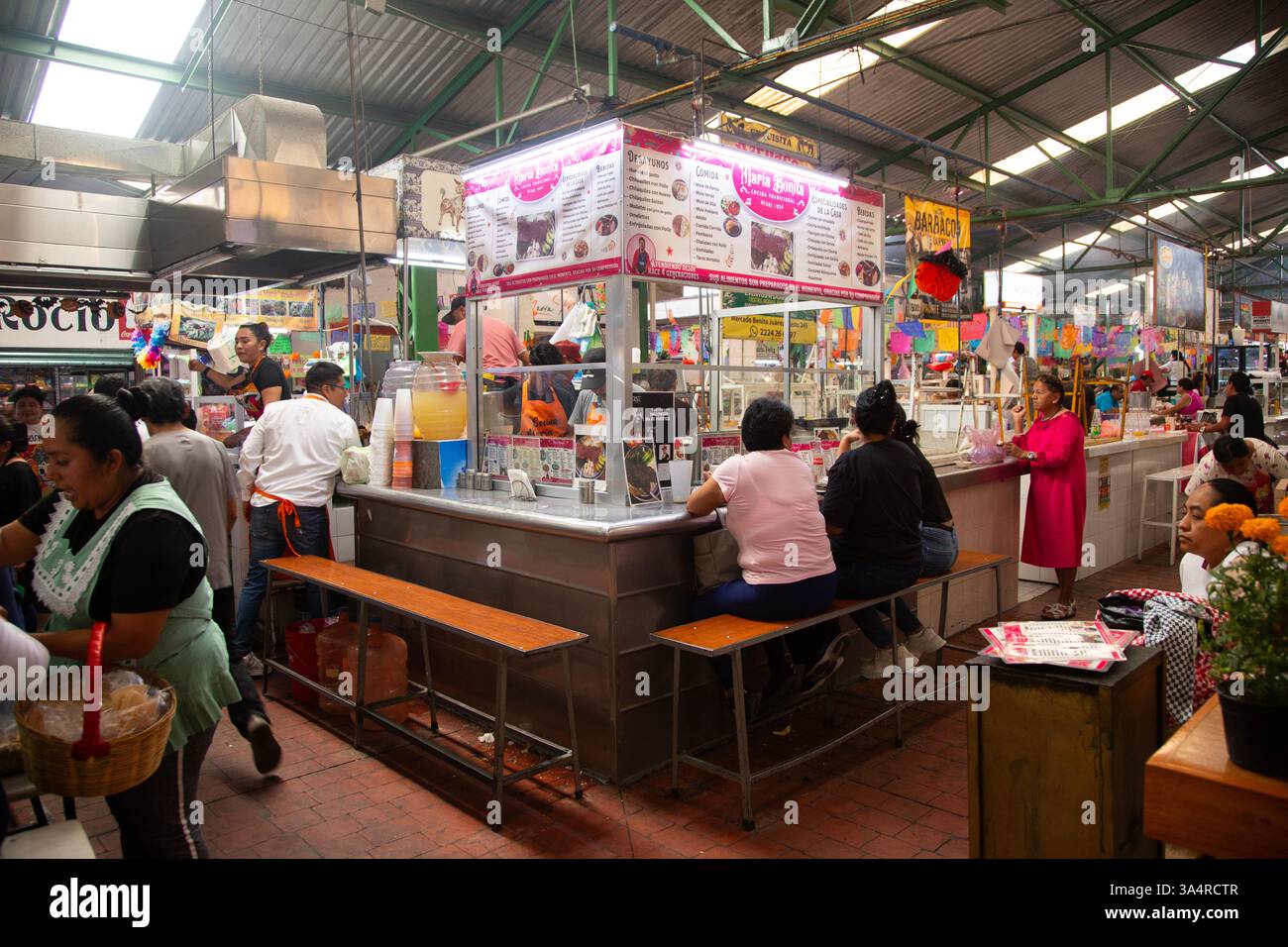 Atlixco, Puebla, Messico; 1 gennaio 2025: Atmosfera al mercato Benito Juarez , famoso per i suoi salumi e le sue bancarelle alimentari. Foto Stock