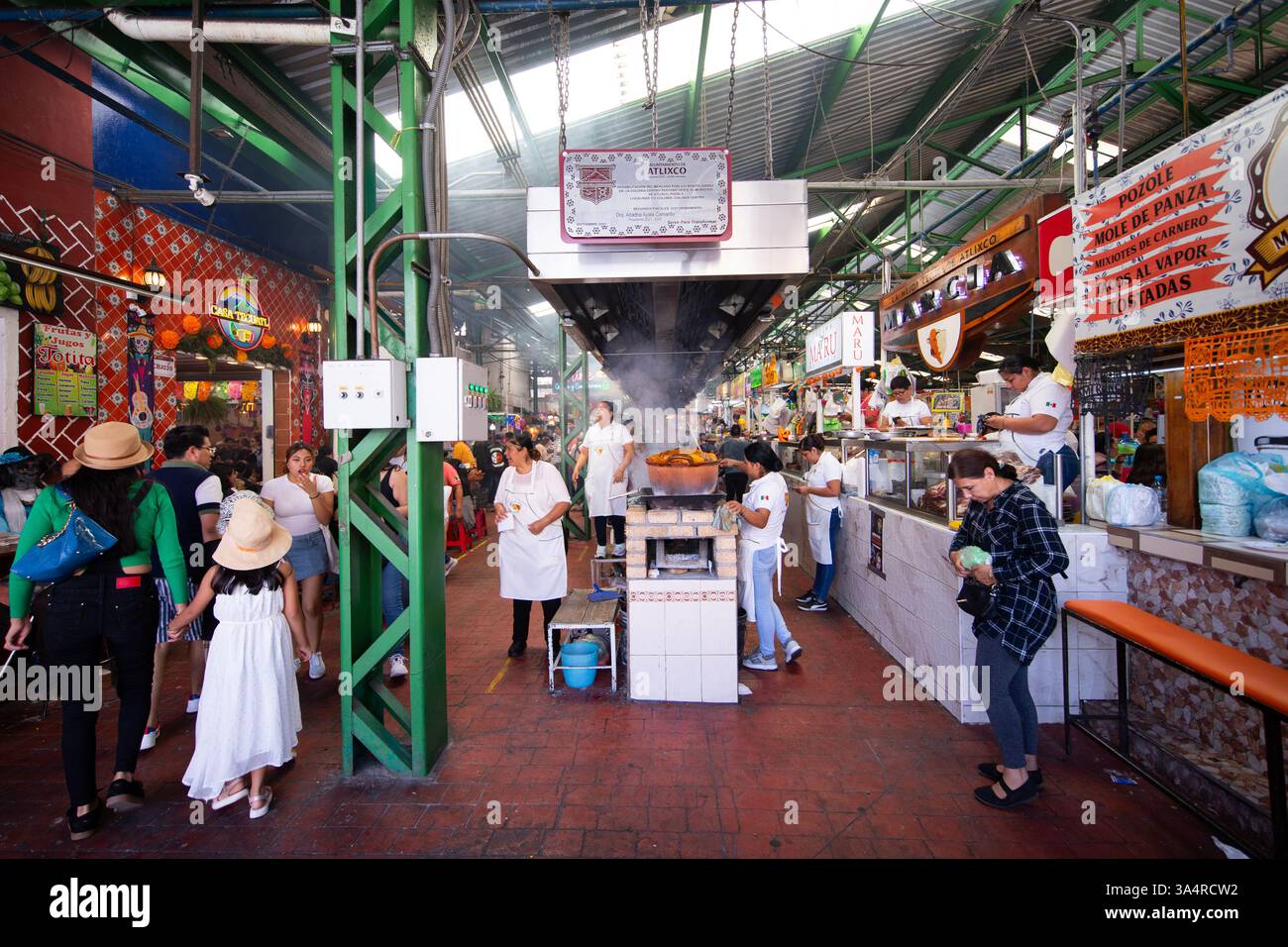 Atlixco, Puebla, Messico; 1 gennaio 2025: Atmosfera al mercato Benito Juarez , famoso per i suoi salumi e le sue bancarelle alimentari. Foto Stock