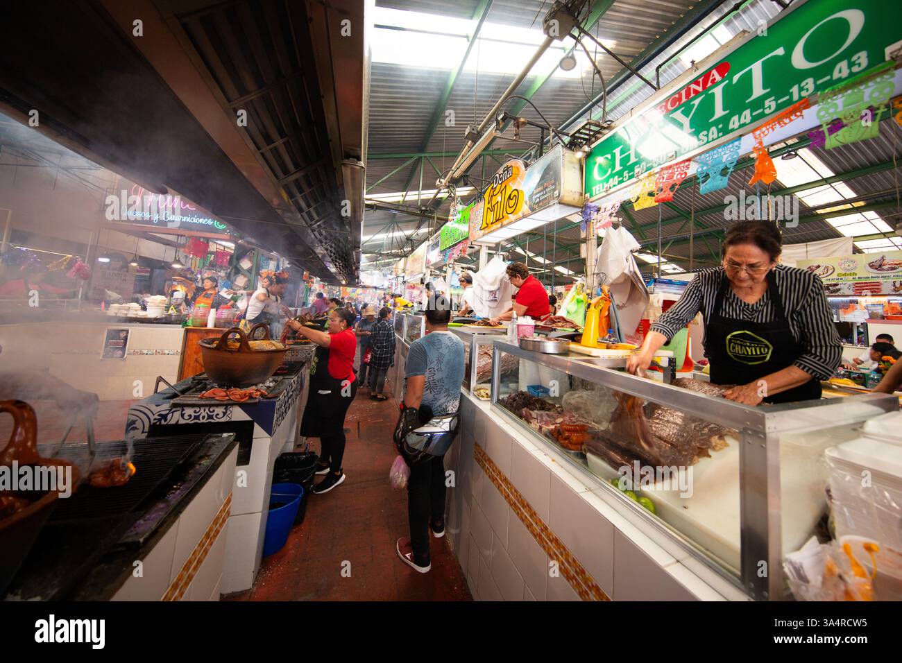 Atlixco, Puebla, Messico; 1 gennaio 2025: Atmosfera al mercato Benito Juarez , famoso per i suoi salumi e le sue bancarelle alimentari. Foto Stock