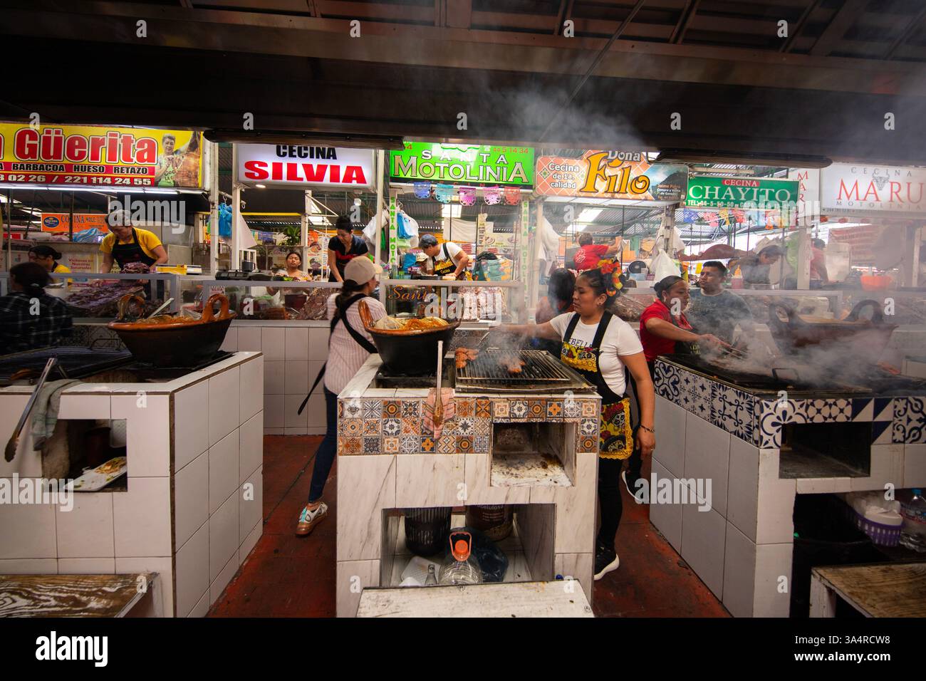 Atlixco, Puebla, Messico; 1 gennaio 2025: Atmosfera al mercato Benito Juarez , famoso per i suoi salumi e le sue bancarelle alimentari. Foto Stock