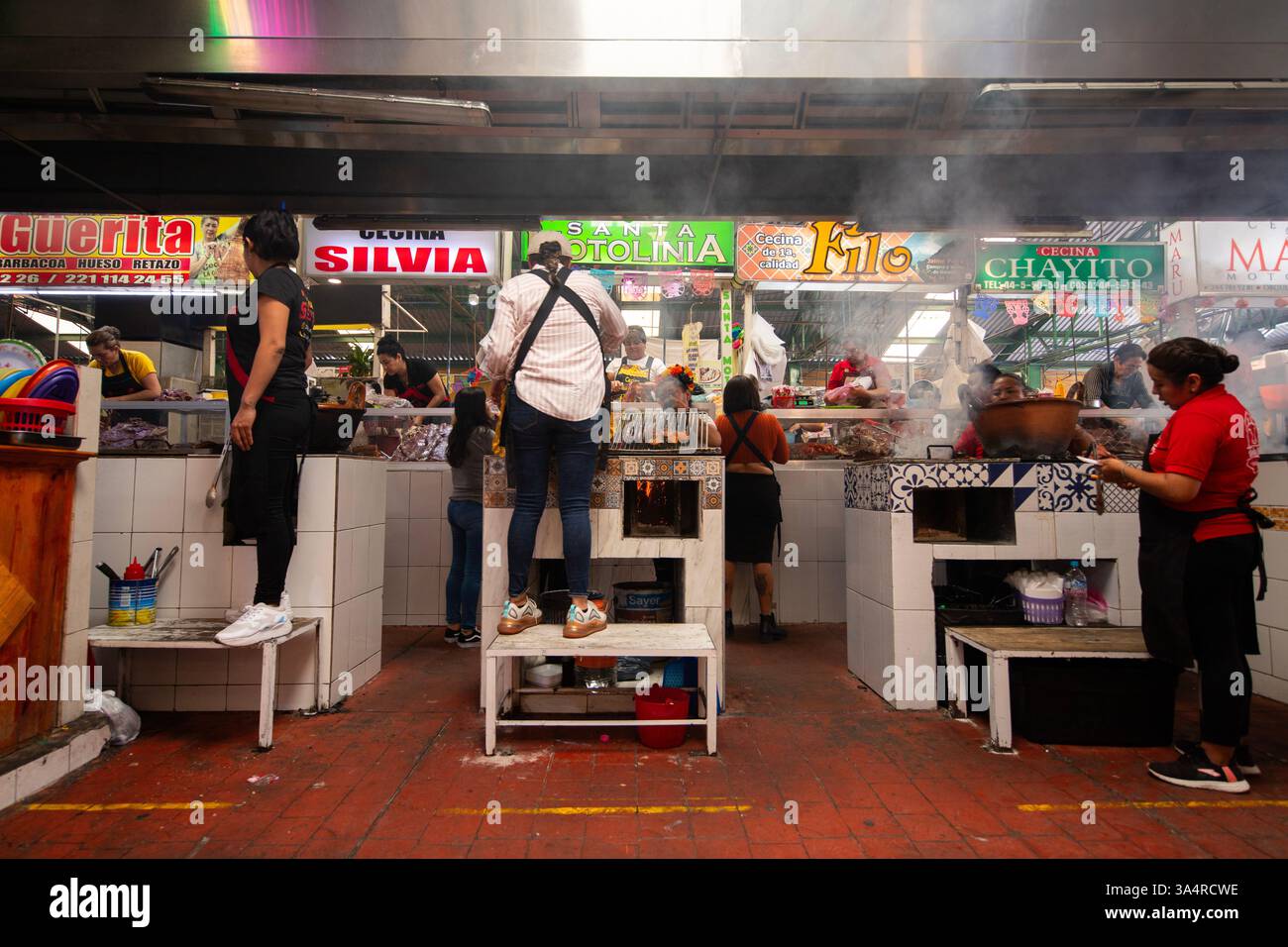 Atlixco, Puebla, Messico; 1 gennaio 2025: Atmosfera al mercato Benito Juarez , famoso per i suoi salumi e le sue bancarelle alimentari. Foto Stock