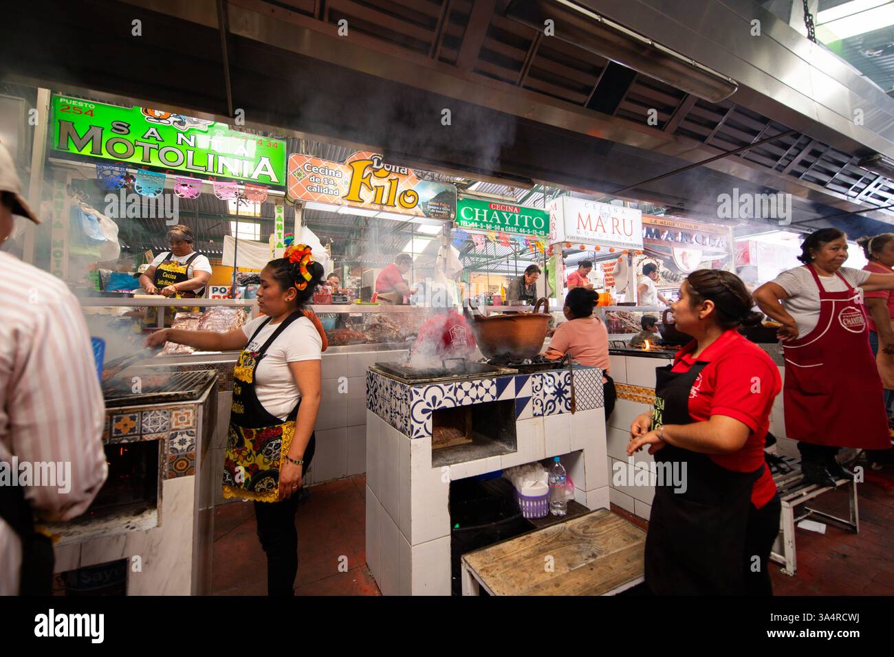 Atlixco, Puebla, Messico; 1 gennaio 2025: Atmosfera al mercato Benito Juarez , famoso per i suoi salumi e le sue bancarelle alimentari. Foto Stock