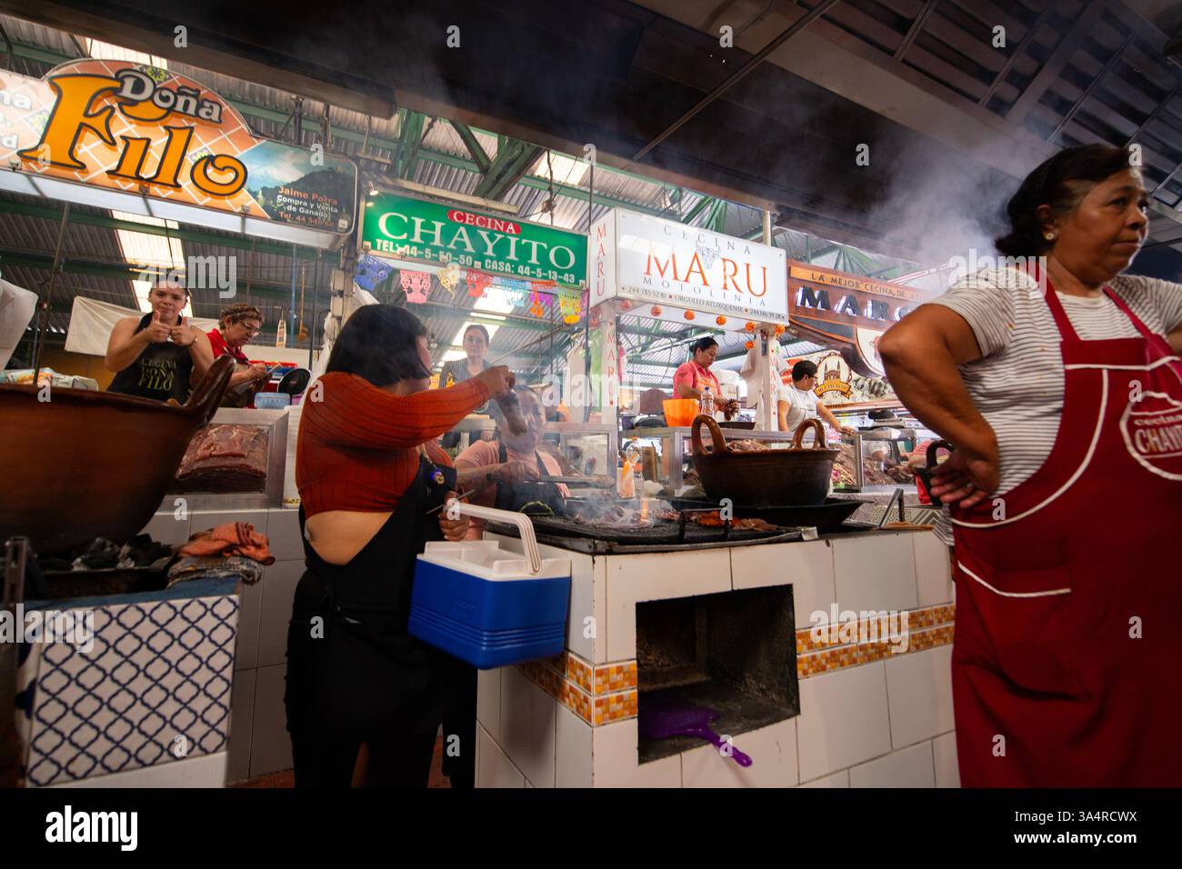 Atlixco, Puebla, Messico; 1 gennaio 2025: Atmosfera al mercato Benito Juarez , famoso per i suoi salumi e le sue bancarelle alimentari. Foto Stock