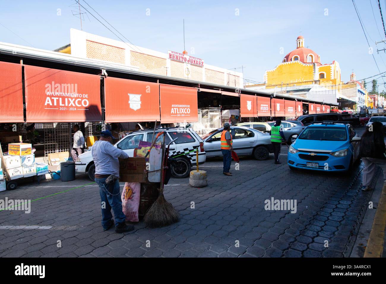 Atlixco, Puebla, Messico; 1 gennaio 2025: Atmosfera al mercato Benito Juarez , famoso per i suoi salumi e le sue bancarelle alimentari. Foto Stock