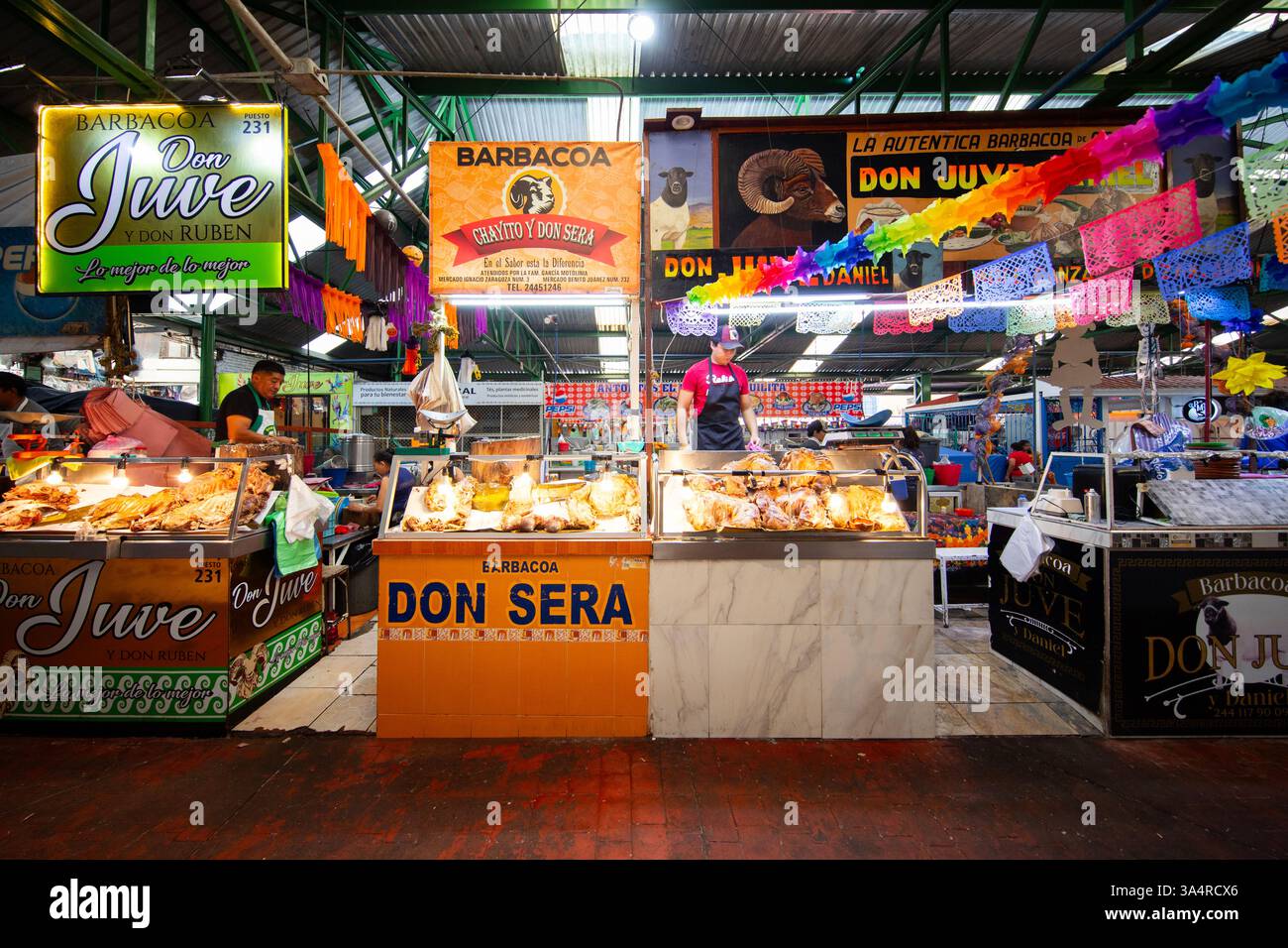 Atlixco, Puebla, Messico; 1 gennaio 2025: Atmosfera al mercato Benito Juarez , famoso per i suoi salumi e le sue bancarelle alimentari. Foto Stock