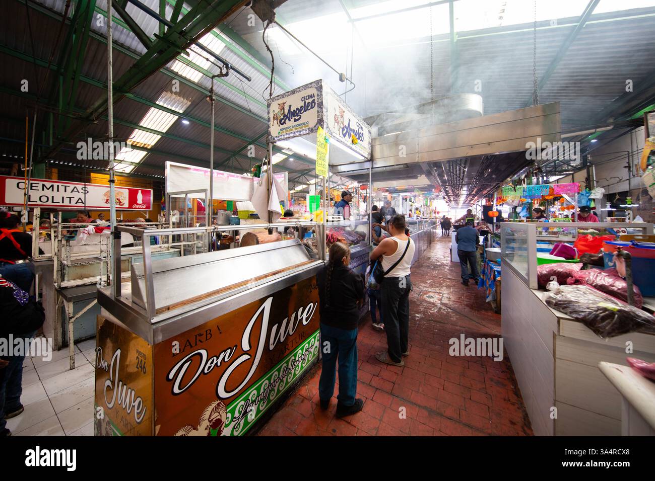 Atlixco, Puebla, Messico; 1 gennaio 2025: Atmosfera al mercato Benito Juarez , famoso per i suoi salumi e le sue bancarelle alimentari. Foto Stock