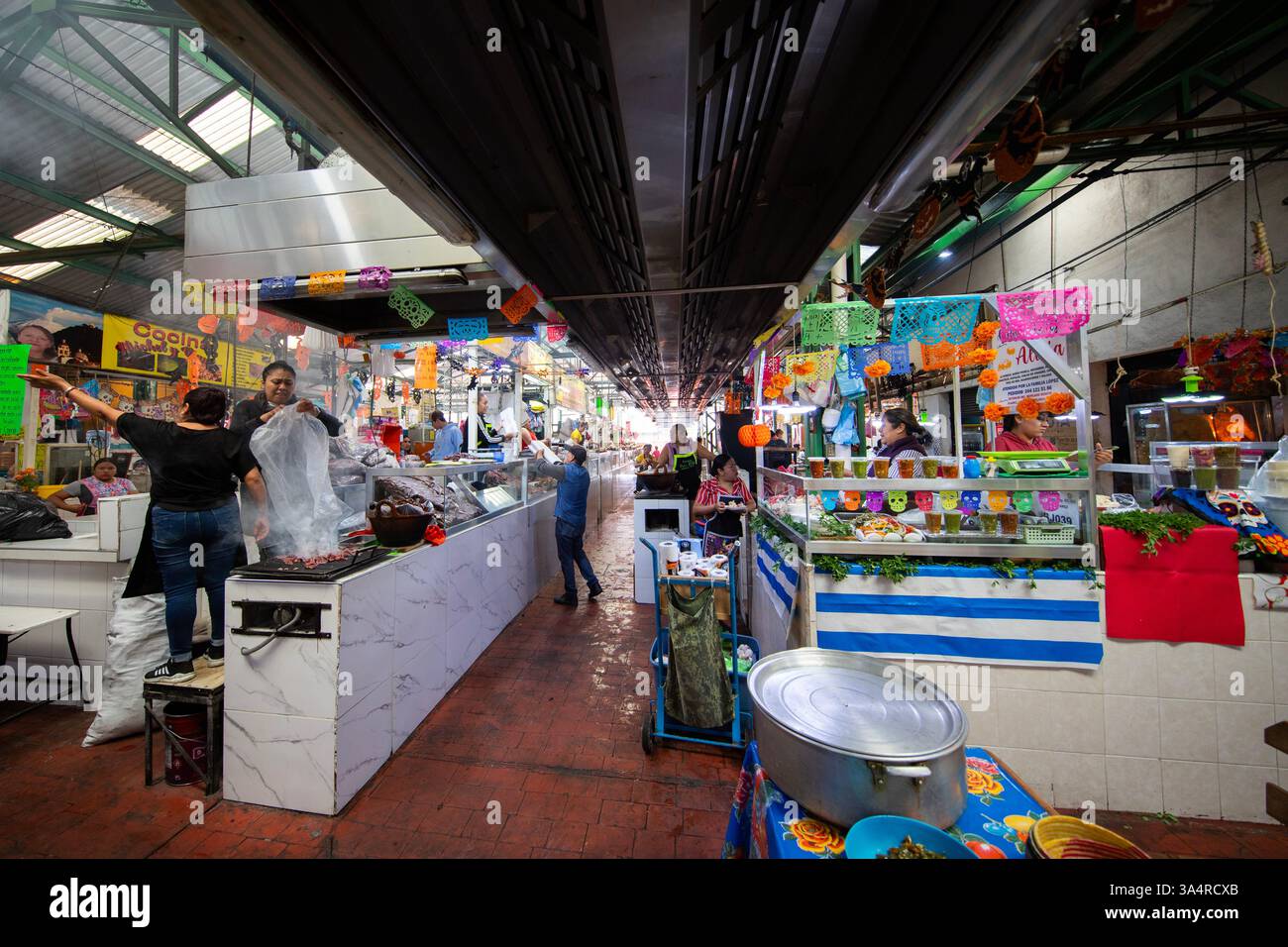 Atlixco, Puebla, Messico; 1 gennaio 2025: Atmosfera al mercato Benito Juarez , famoso per i suoi salumi e le sue bancarelle alimentari. Foto Stock