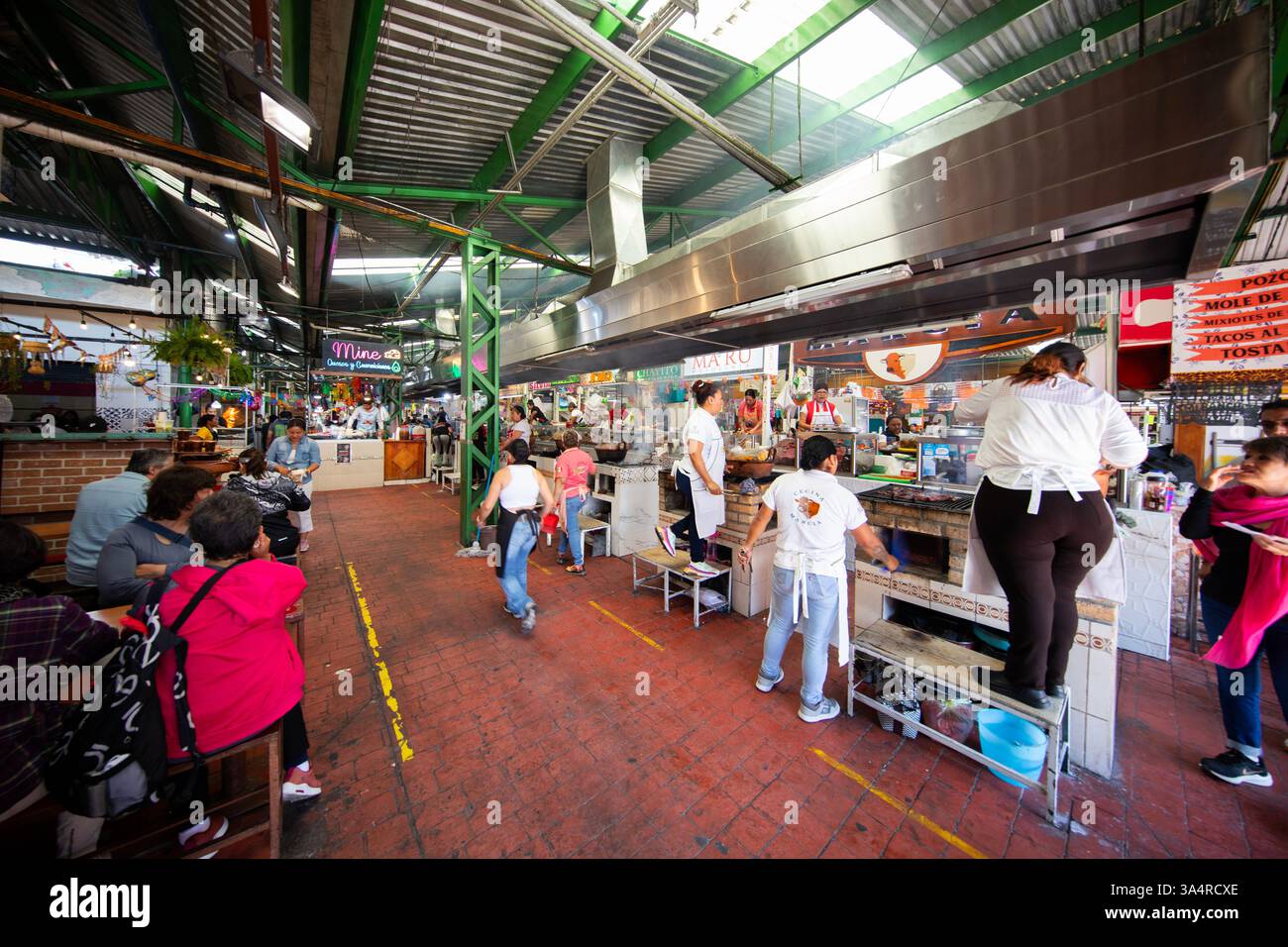 Atlixco, Puebla, Messico; 1 gennaio 2025: Atmosfera al mercato Benito Juarez , famoso per i suoi salumi e le sue bancarelle alimentari. Foto Stock