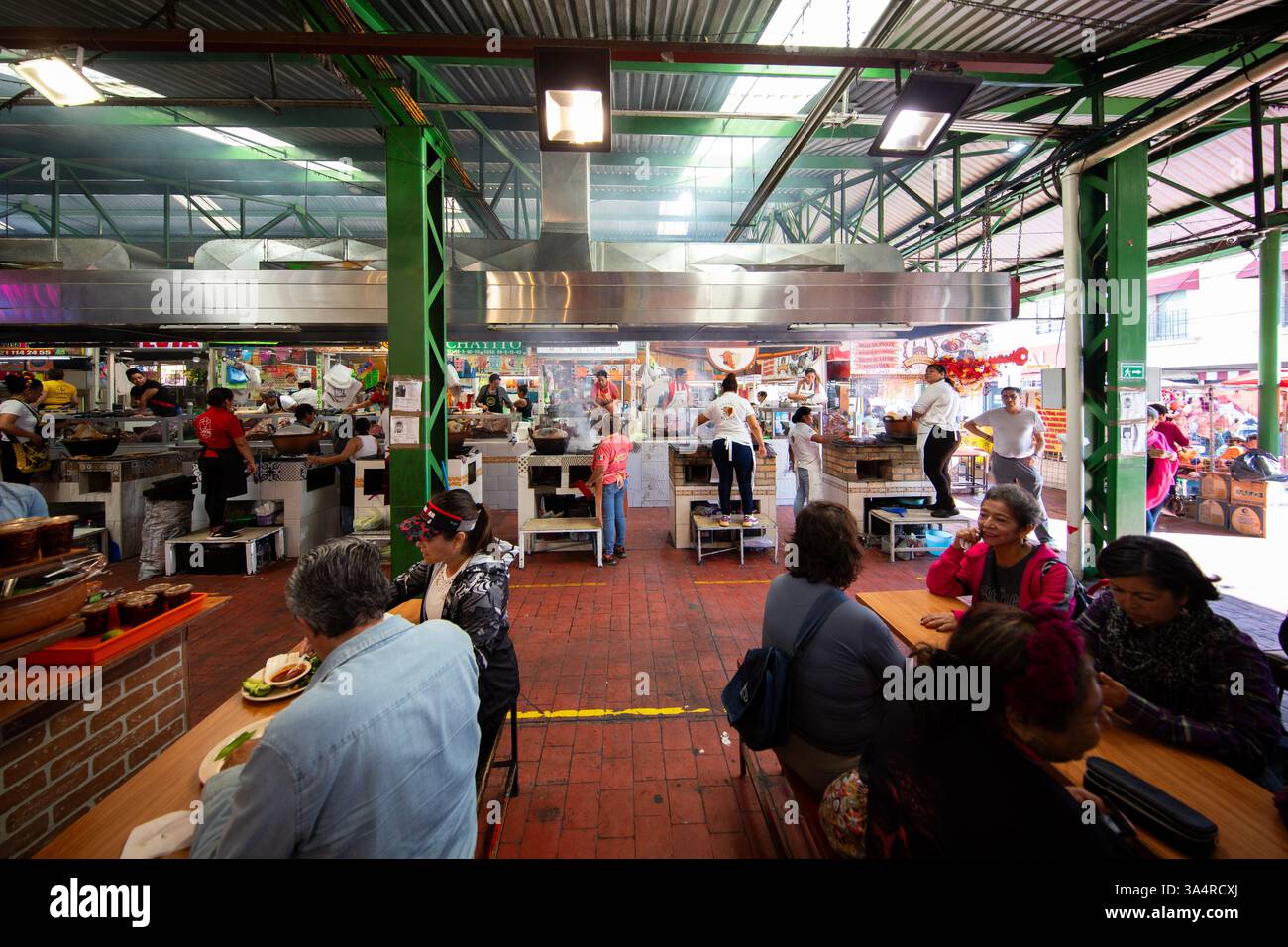 Atlixco, Puebla, Messico; 1 gennaio 2025: Atmosfera al mercato Benito Juarez , famoso per i suoi salumi e le sue bancarelle alimentari. Foto Stock