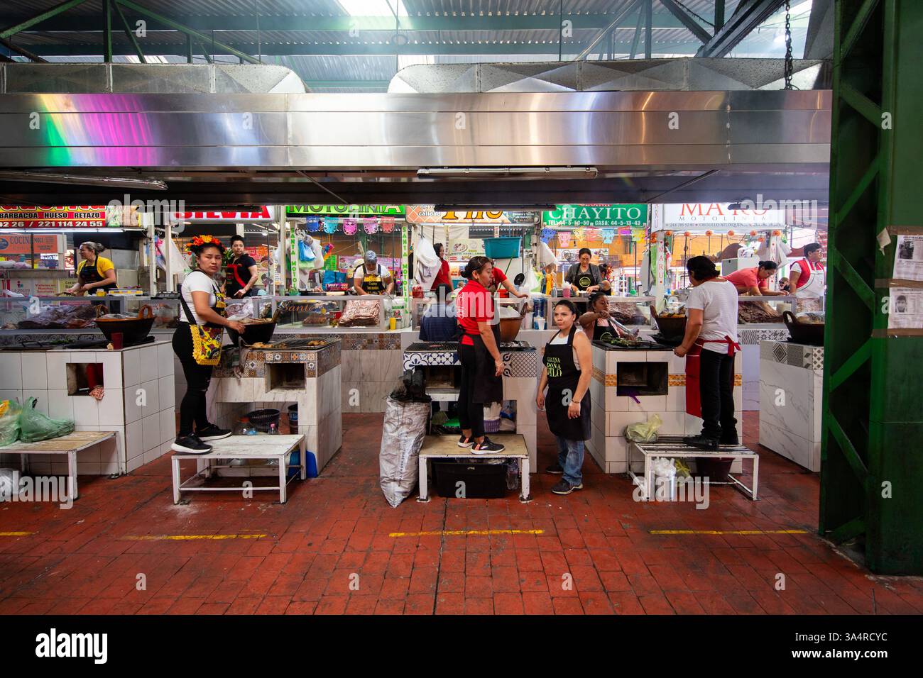 Atlixco, Puebla, Messico; 1 gennaio 2025: Atmosfera al mercato Benito Juarez , famoso per i suoi salumi e le sue bancarelle alimentari. Foto Stock