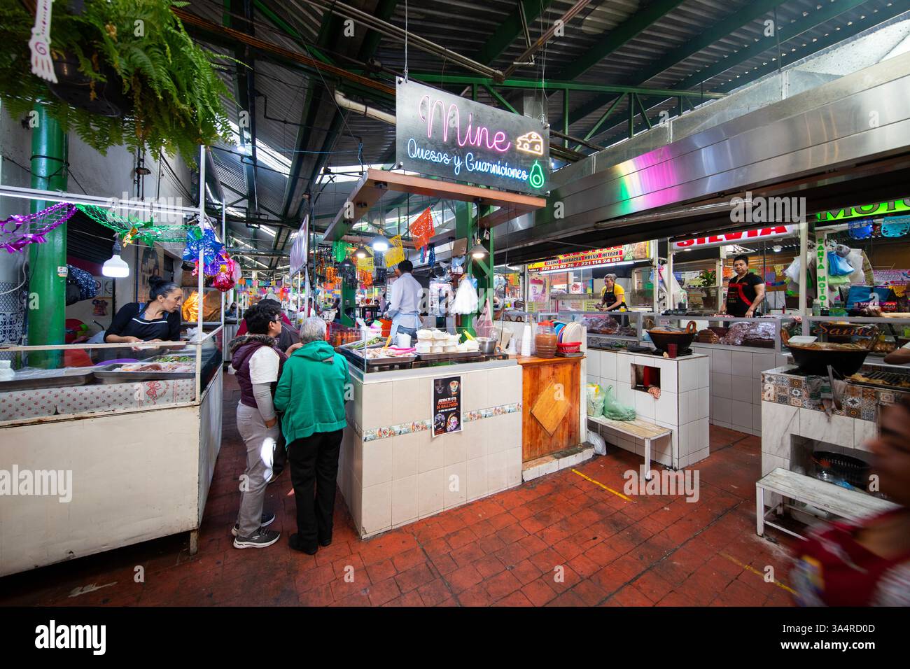 Atlixco, Puebla, Messico; 1 gennaio 2025: Atmosfera al mercato Benito Juarez , famoso per i suoi salumi e le sue bancarelle alimentari. Foto Stock