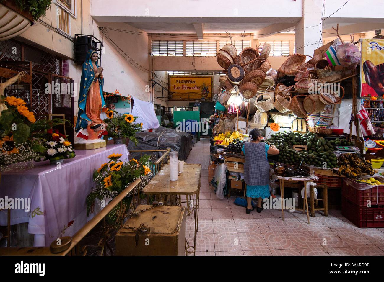 Atlixco, Puebla, Messico; 1 gennaio 2025: Atmosfera al mercato Benito Juarez , famoso per i suoi salumi e le sue bancarelle alimentari. Foto Stock