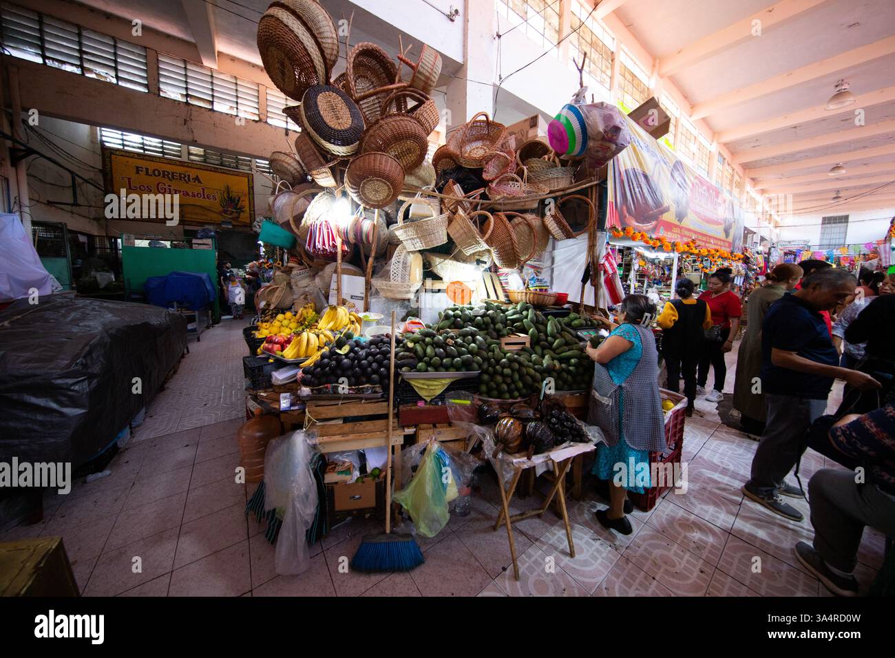 Atlixco, Puebla, Messico; 1 gennaio 2025: Atmosfera al mercato Benito Juarez , famoso per i suoi salumi e le sue bancarelle alimentari. Foto Stock