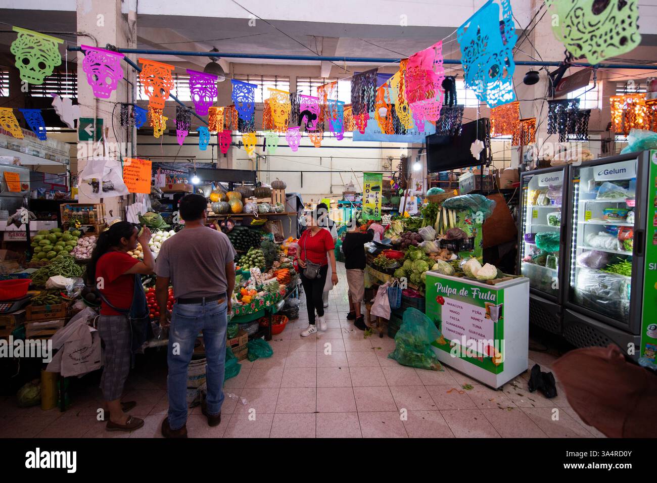 Atlixco, Puebla, Messico; 1 gennaio 2025: Atmosfera al mercato Benito Juarez , famoso per i suoi salumi e le sue bancarelle alimentari. Foto Stock